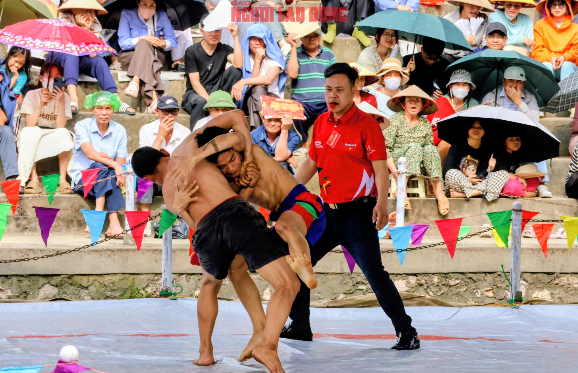 VIDEO: M&atilde;n nh&atilde;n m&agrave;n tranh t&agrave;i của những nh&agrave; v&ocirc; địch SEA Games với trai l&agrave;ng tr&ecirc;n sới vật hội l&agrave;ng - Ảnh 32.