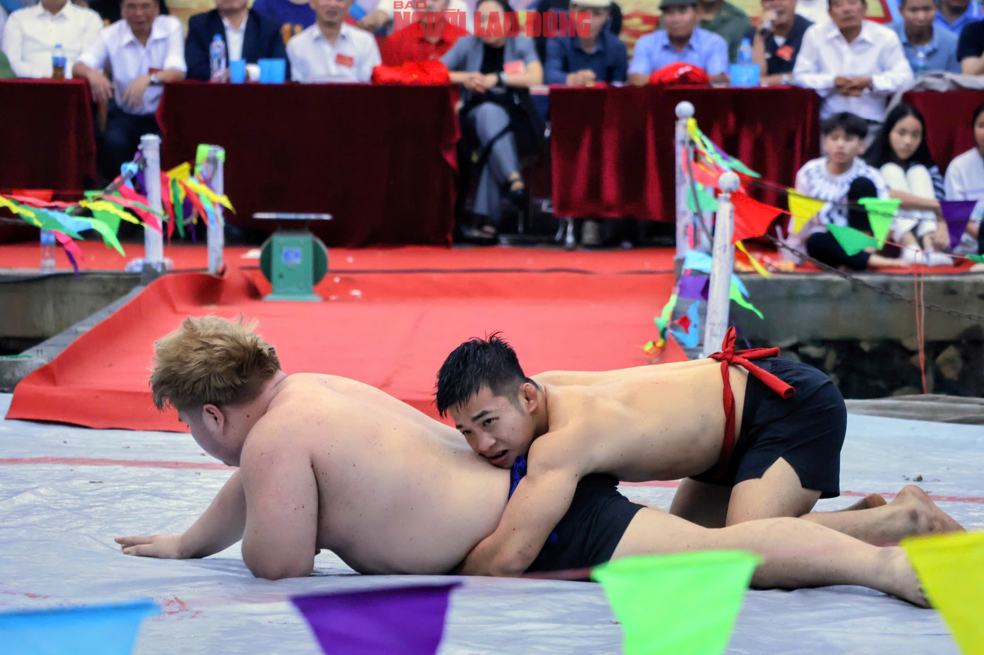 VIDEO: M&atilde;n nh&atilde;n m&agrave;n tranh t&agrave;i của những nh&agrave; v&ocirc; địch SEA Games với trai l&agrave;ng tr&ecirc;n sới vật hội l&agrave;ng - Ảnh 25.