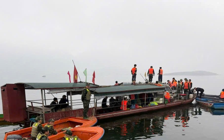 Ch&igrave;m t&agrave;u chở kh&aacute;ch đi ch&uacute;c Tết, 6 người chết v&agrave; mất t&iacute;ch: Nạn nh&acirc;n l&agrave; người th&acirc;n  - Ảnh 2.