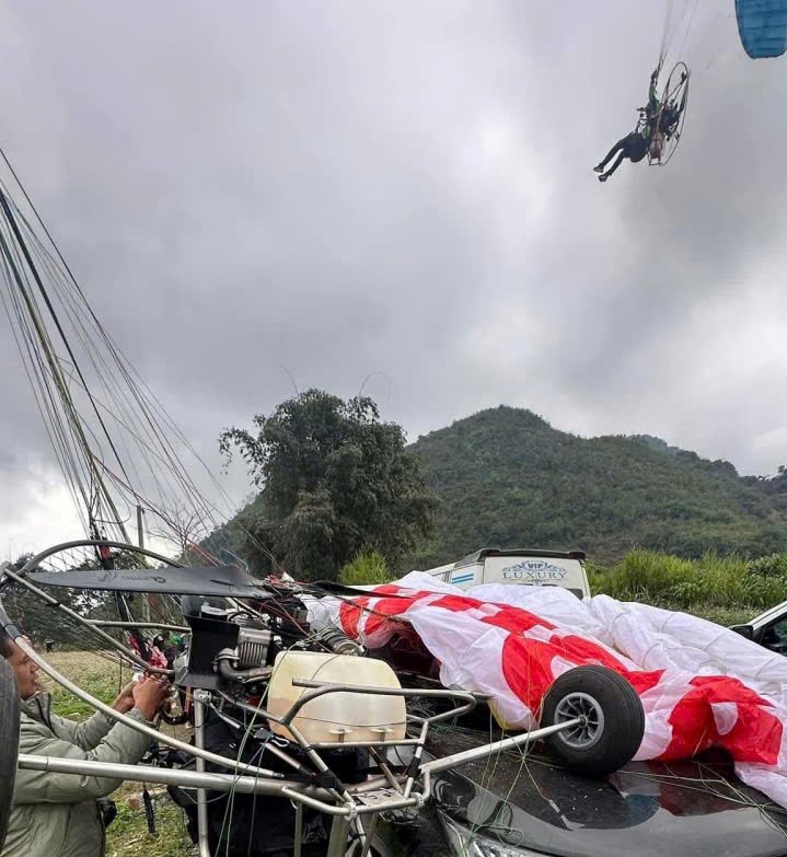 Dù lượn bất ngờ rơi trúng ô tô đang lưu thông trên quốc lộ - Ảnh 1.