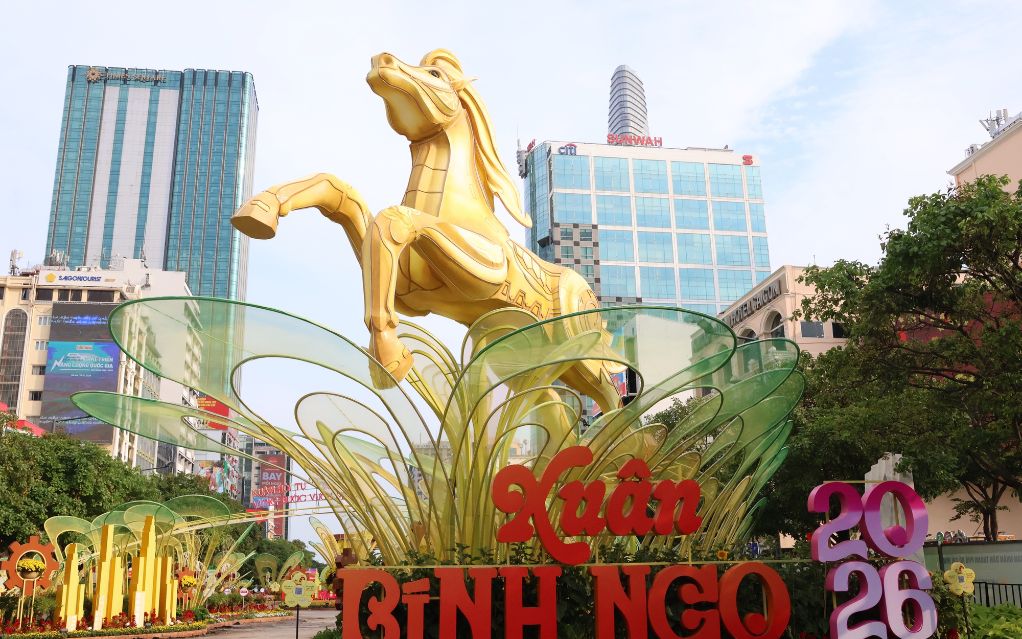 Lần đầu tr&igrave;nh diễn mapping ngũ h&agrave;nh, Đường hoa TPHCM 2026 đ&oacute;n 1,8 triệu lượt kh&aacute;ch - Ảnh 4.