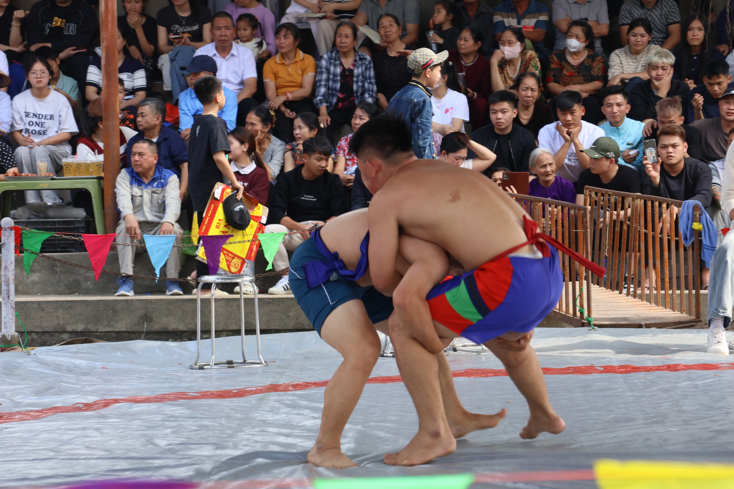 VIDEO: M&atilde;n nh&atilde;n m&agrave;n tranh t&agrave;i của những nh&agrave; v&ocirc; địch SEA Games với trai l&agrave;ng tr&ecirc;n sới vật hội l&agrave;ng - Ảnh 24.