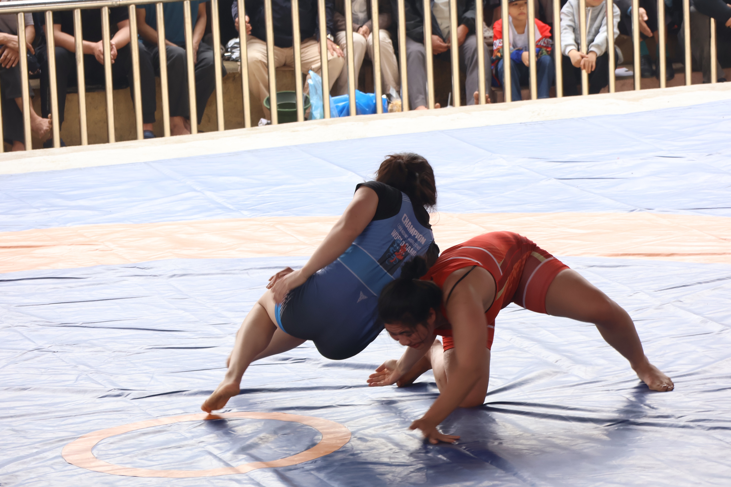 VIDEO: M&atilde;n nh&atilde;n m&agrave;n tranh t&agrave;i của những nh&agrave; v&ocirc; địch SEA Games với trai l&agrave;ng tr&ecirc;n sới vật hội l&agrave;ng - Ảnh 37.
