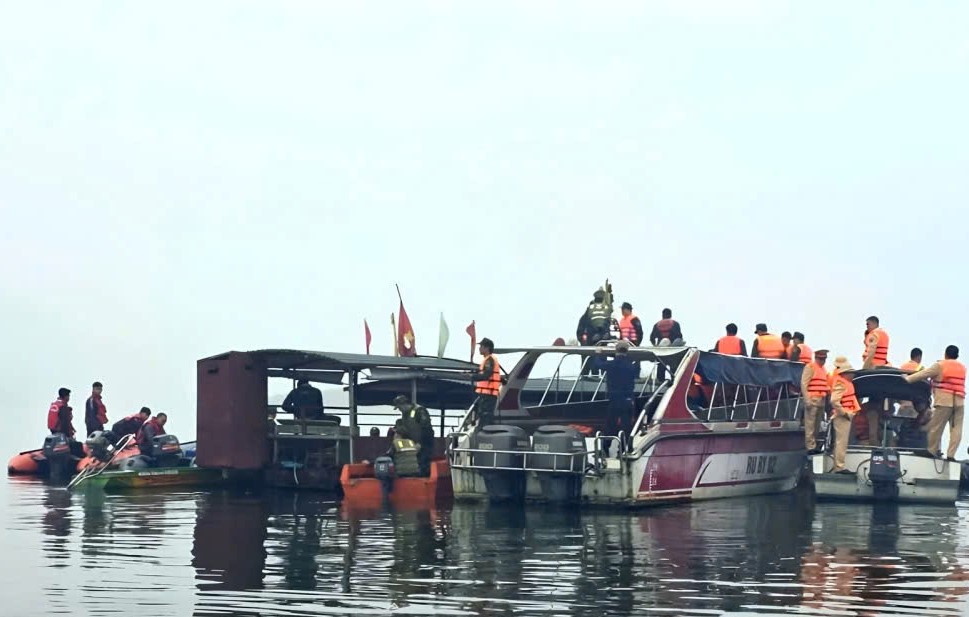 Chìm tàu chở khách đi chúc Tết, 6 người chết và mất tích: Nạn nhân là người thân  - Ảnh 1.