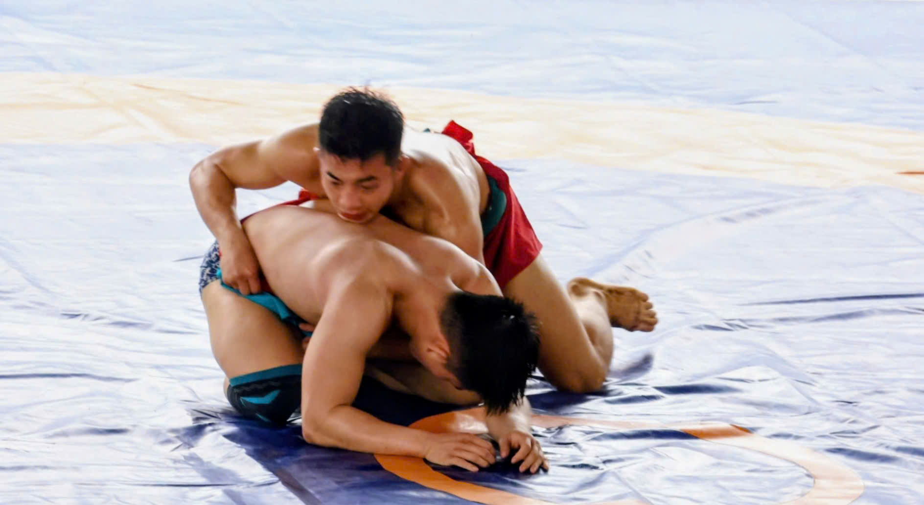 VIDEO: M&atilde;n nh&atilde;n m&agrave;n tranh t&agrave;i của những nh&agrave; v&ocirc; địch SEA Games với trai l&agrave;ng tr&ecirc;n sới vật hội l&agrave;ng - Ảnh 18.