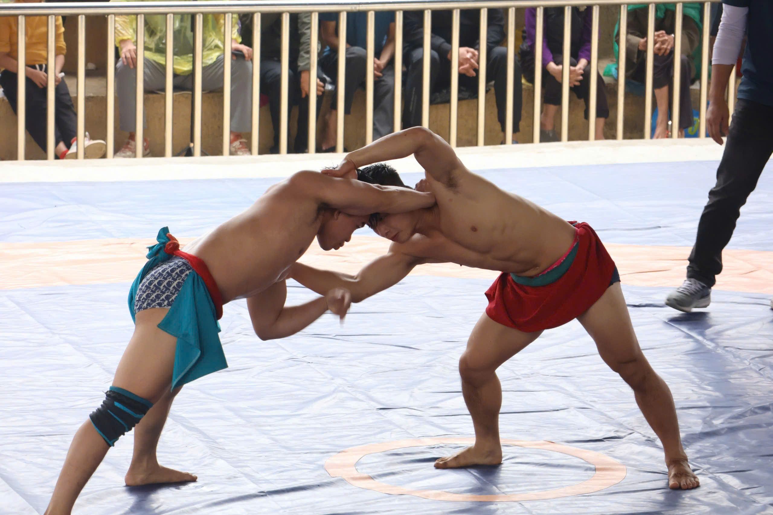 VIDEO: M&atilde;n nh&atilde;n m&agrave;n tranh t&agrave;i của những nh&agrave; v&ocirc; địch SEA Games với trai l&agrave;ng tr&ecirc;n sới vật hội l&agrave;ng - Ảnh 23.