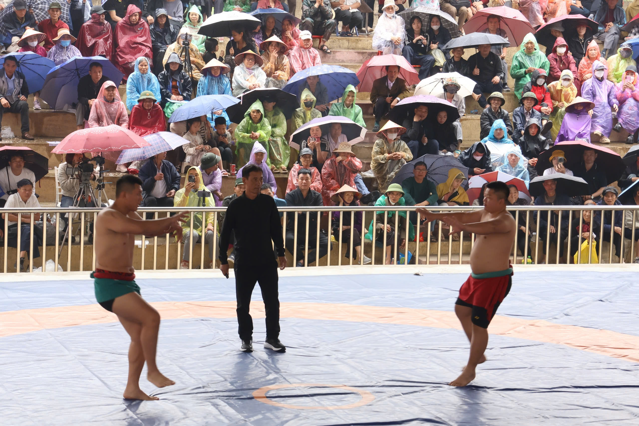 VIDEO: M&atilde;n nh&atilde;n m&agrave;n tranh t&agrave;i của những nh&agrave; v&ocirc; địch SEA Games với trai l&agrave;ng tr&ecirc;n sới vật hội l&agrave;ng - Ảnh 2.