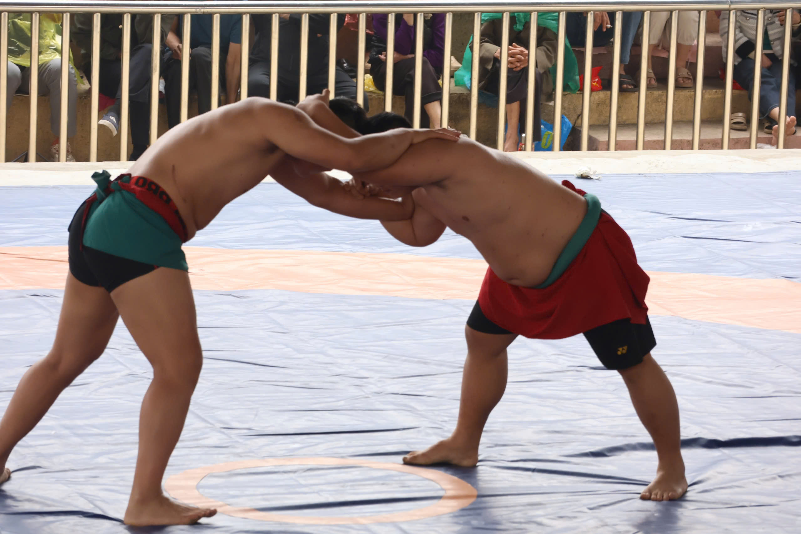 VIDEO: M&atilde;n nh&atilde;n m&agrave;n tranh t&agrave;i của những nh&agrave; v&ocirc; địch SEA Games với trai l&agrave;ng tr&ecirc;n sới vật hội l&agrave;ng - Ảnh 16.