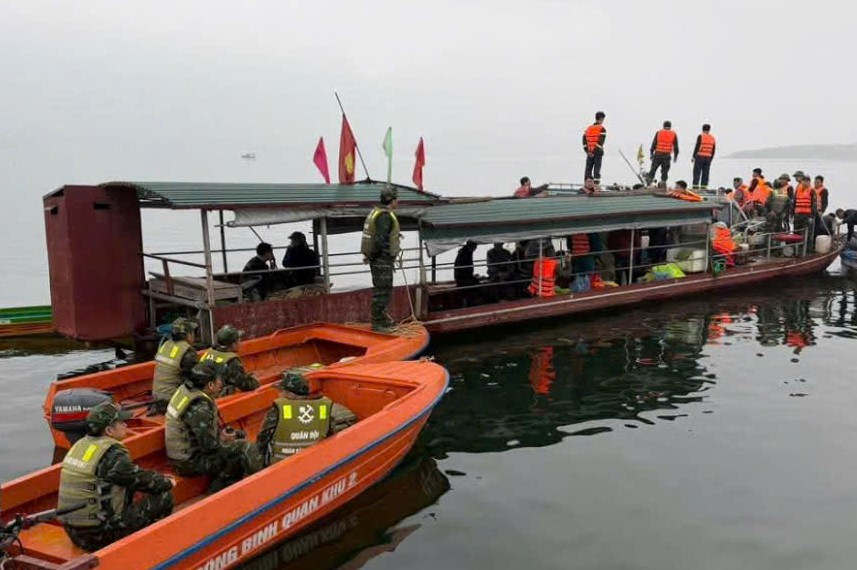 Chìm tàu chở khách đi chúc Tết: Tìm thấy thêm 4 thi thể - Ảnh 1.