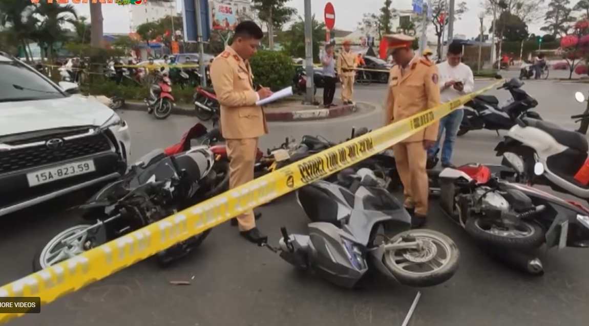 Tài xế ô tô gây tai nạn giao thông liên hoàn 12 xe máy không có nồng độ cồn , ma túy - Ảnh 1.