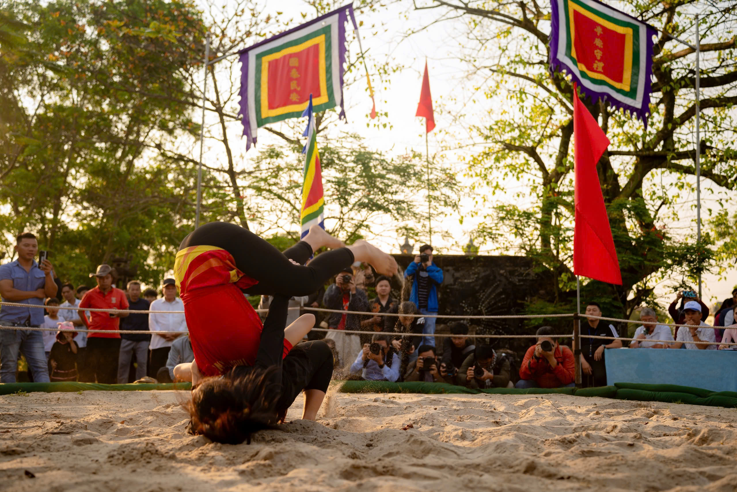 Đầu Xu&acirc;n về sới đ&igrave;nh &ldquo;n&oacute;ng&rdquo; nhất xứ Huế xem nhiều người vật nhau - Ảnh 9.