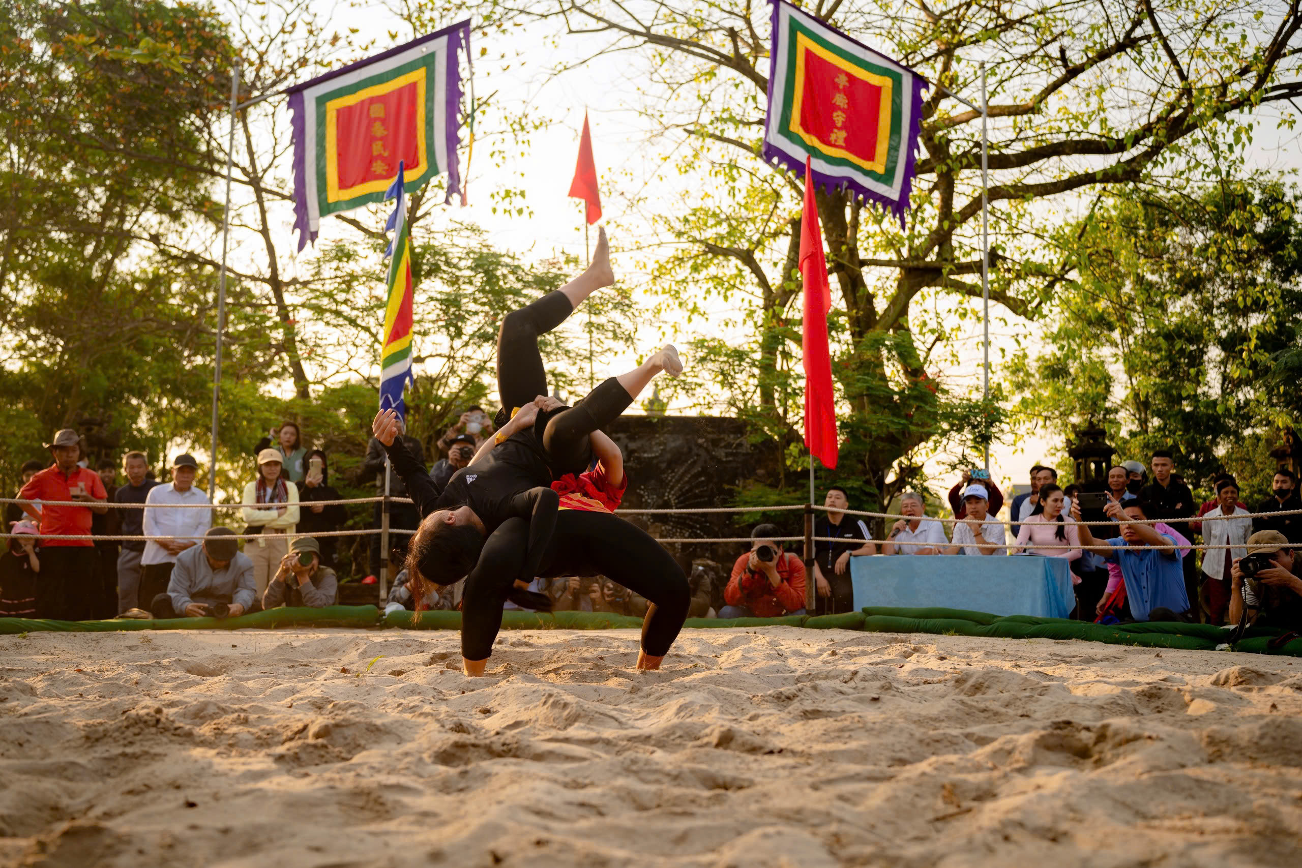 Đầu Xu&acirc;n về sới đ&igrave;nh &ldquo;n&oacute;ng&rdquo; nhất xứ Huế xem nhiều người vật nhau - Ảnh 10.