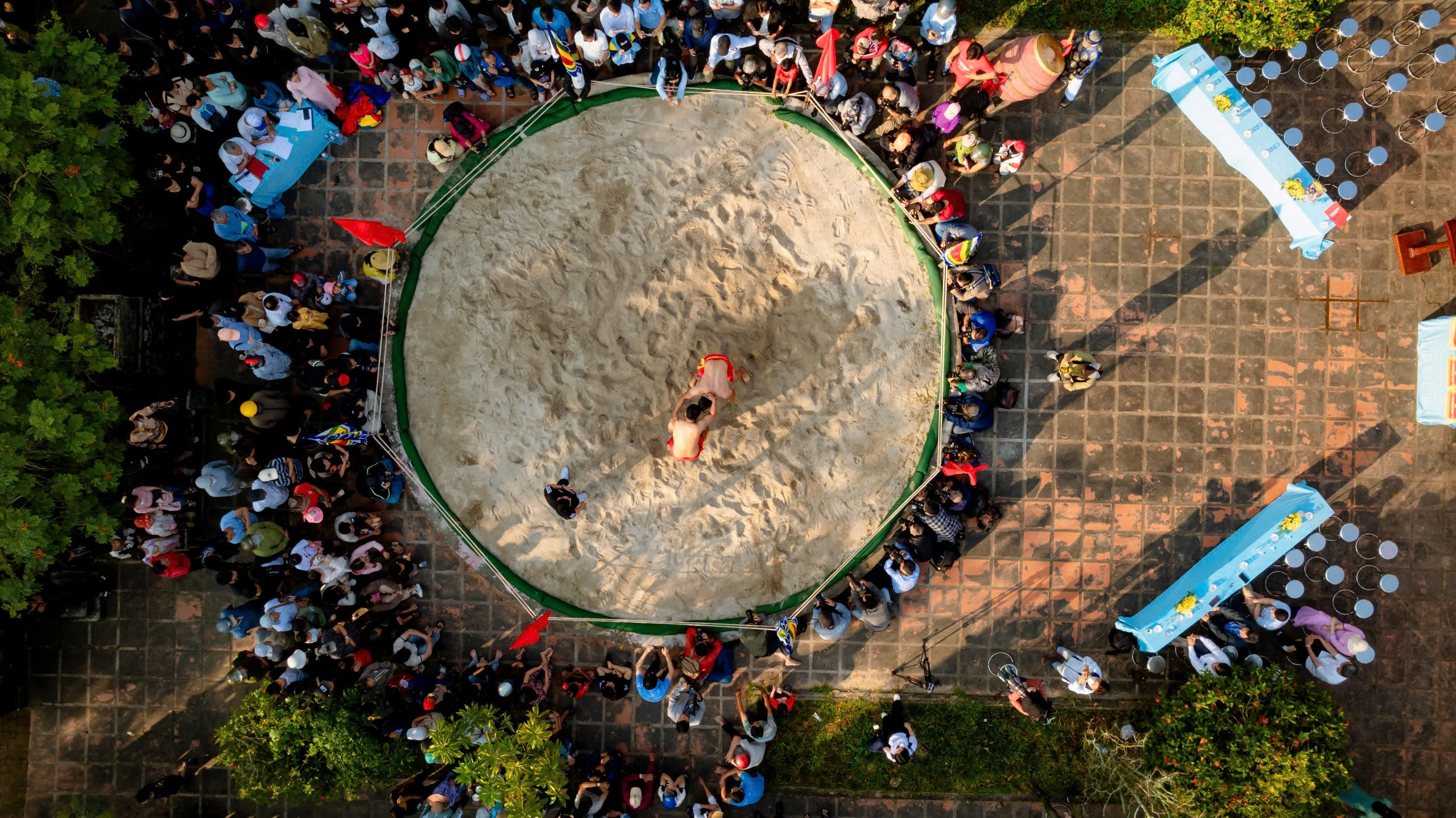 Đầu Xu&acirc;n về sới đ&igrave;nh &ldquo;n&oacute;ng&rdquo; nhất xứ Huế xem nhiều người vật nhau - Ảnh 7.