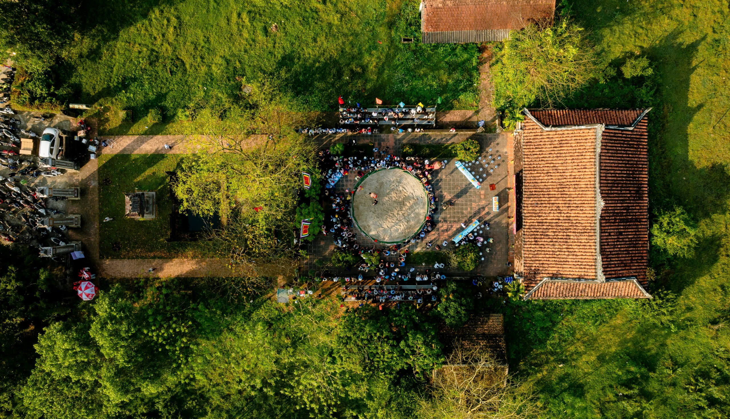 Đầu Xu&acirc;n về sới đ&igrave;nh &ldquo;n&oacute;ng&rdquo; nhất xứ Huế xem nhiều người vật nhau - Ảnh 1.