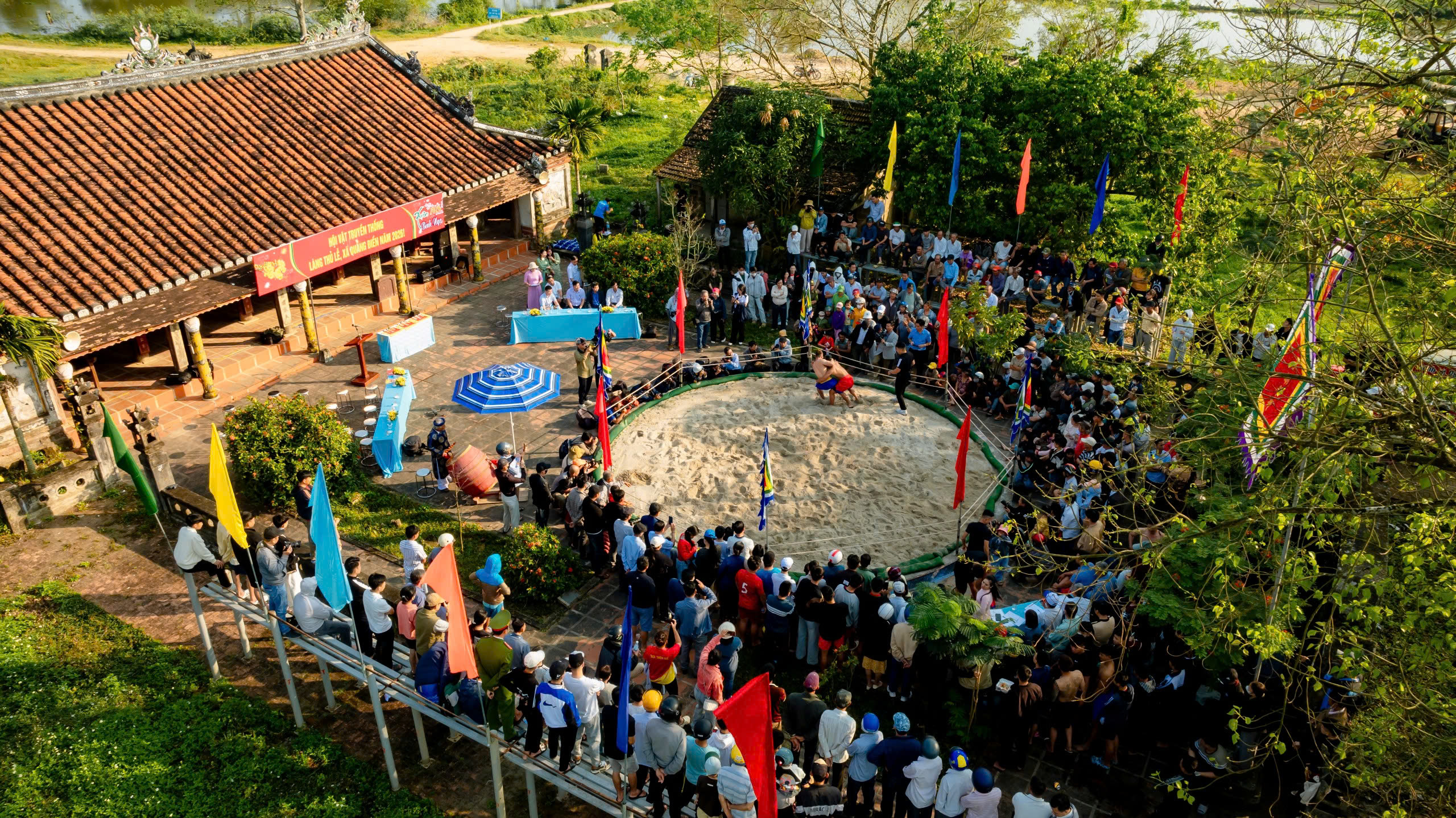 Đầu Xu&acirc;n về sới đ&igrave;nh &ldquo;n&oacute;ng&rdquo; nhất xứ Huế xem nhiều người vật nhau - Ảnh 4.