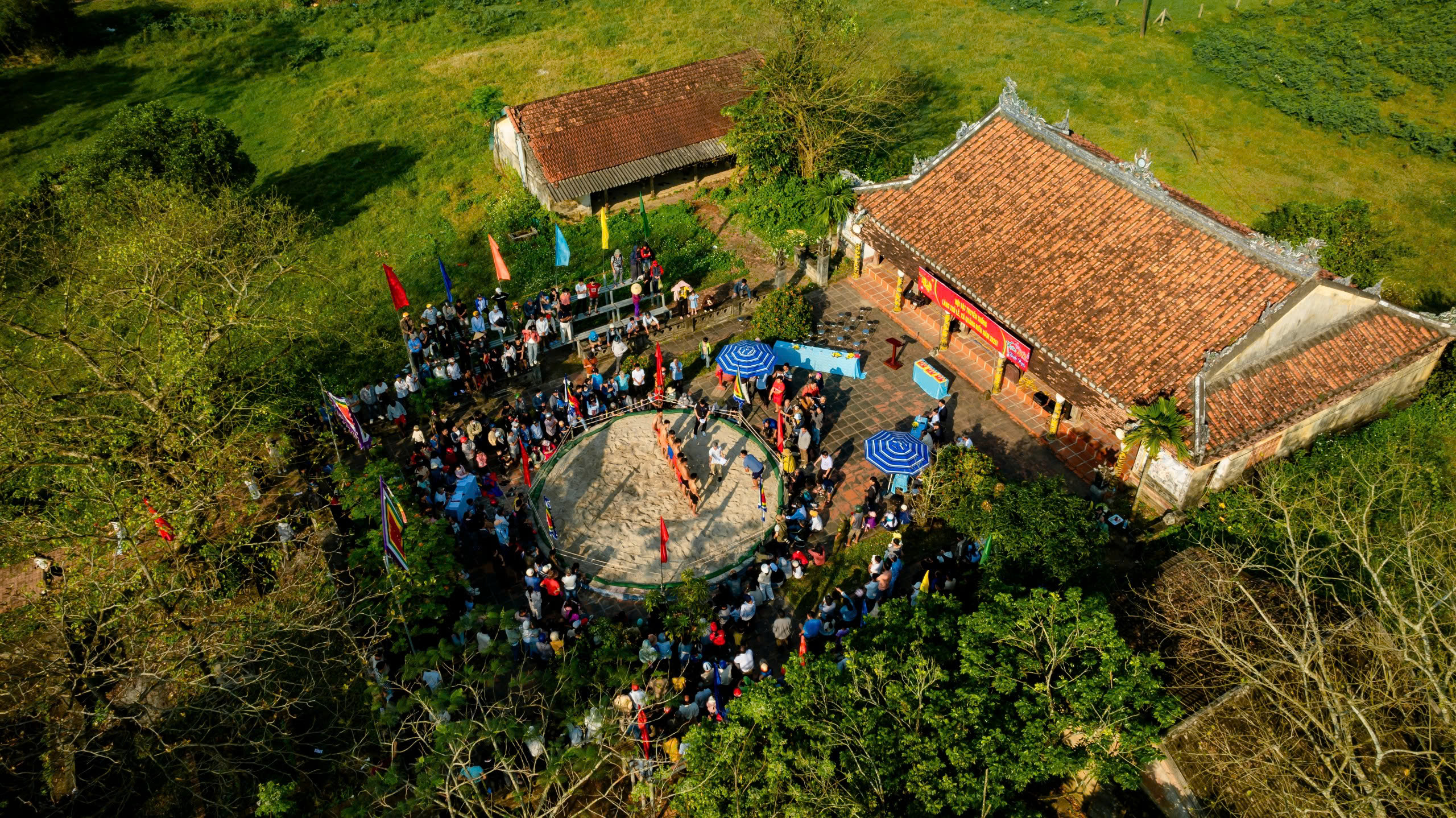 Đầu Xu&acirc;n về sới đ&igrave;nh &ldquo;n&oacute;ng&rdquo; nhất xứ Huế xem nhiều người vật nhau - Ảnh 6.