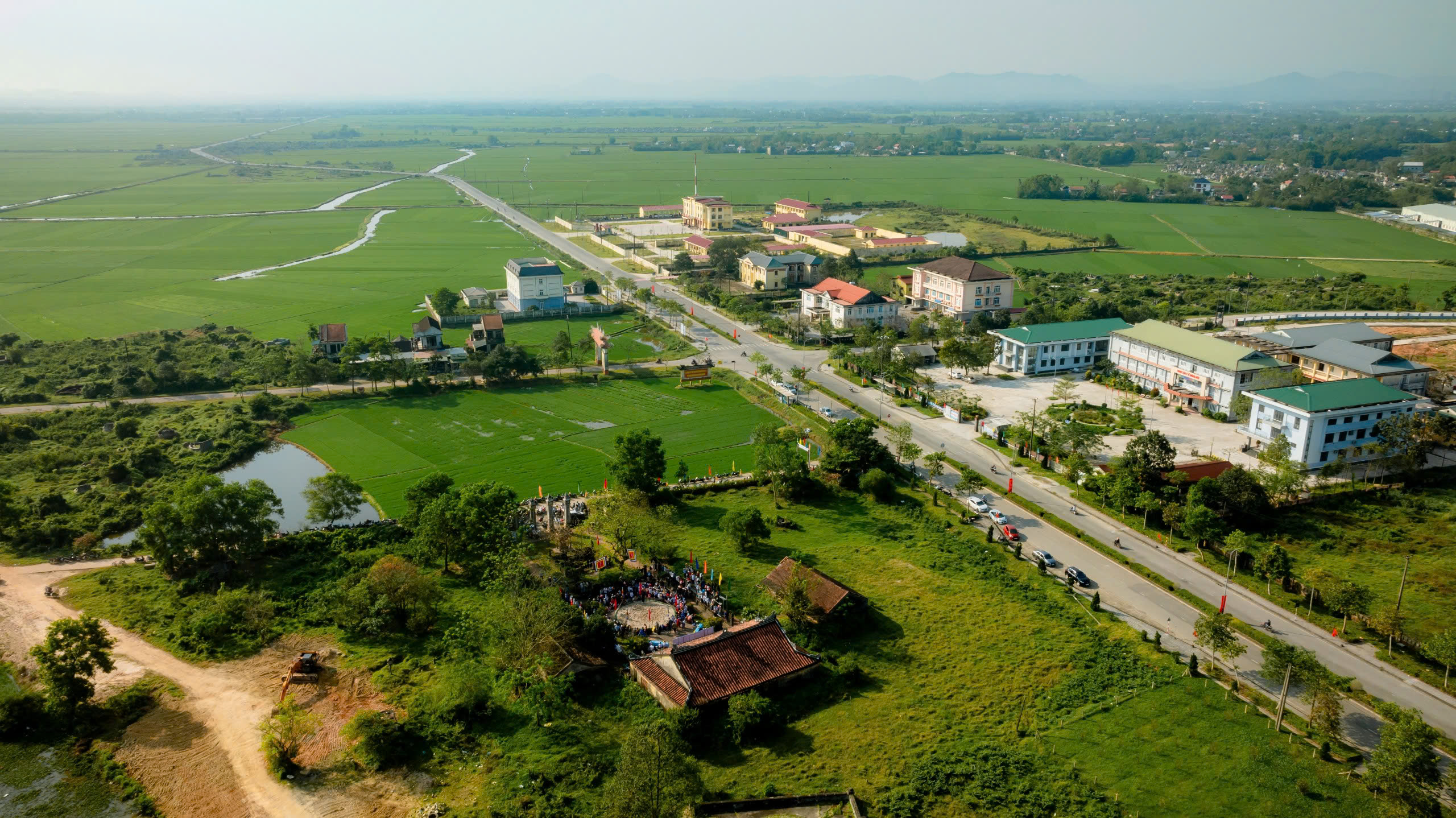 Đầu Xu&acirc;n về sới đ&igrave;nh &ldquo;n&oacute;ng&rdquo; nhất xứ Huế xem nhiều người vật nhau - Ảnh 8.