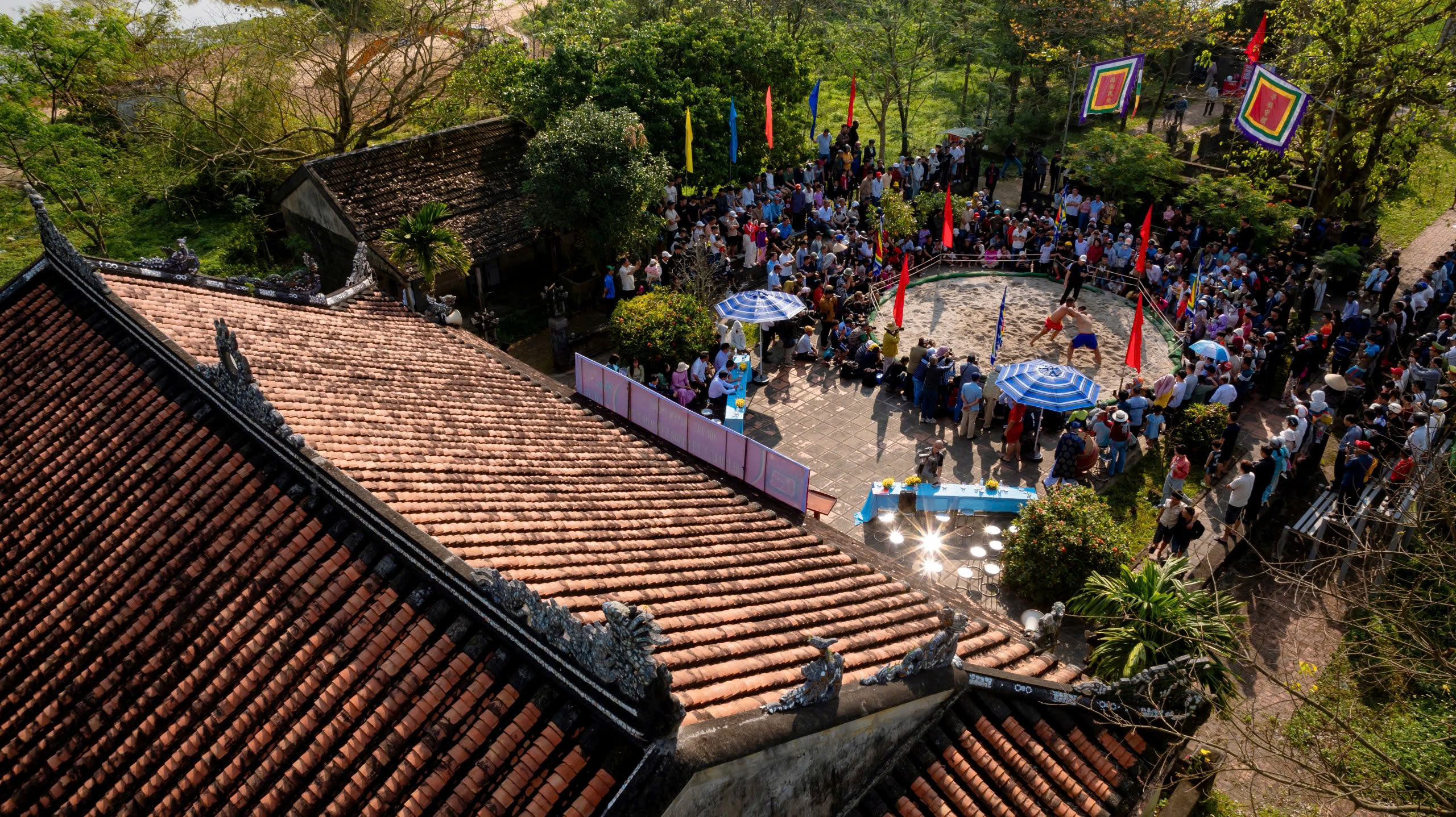 Đầu Xu&acirc;n về sới đ&igrave;nh &ldquo;n&oacute;ng&rdquo; nhất xứ Huế xem nhiều người vật nhau - Ảnh 5.