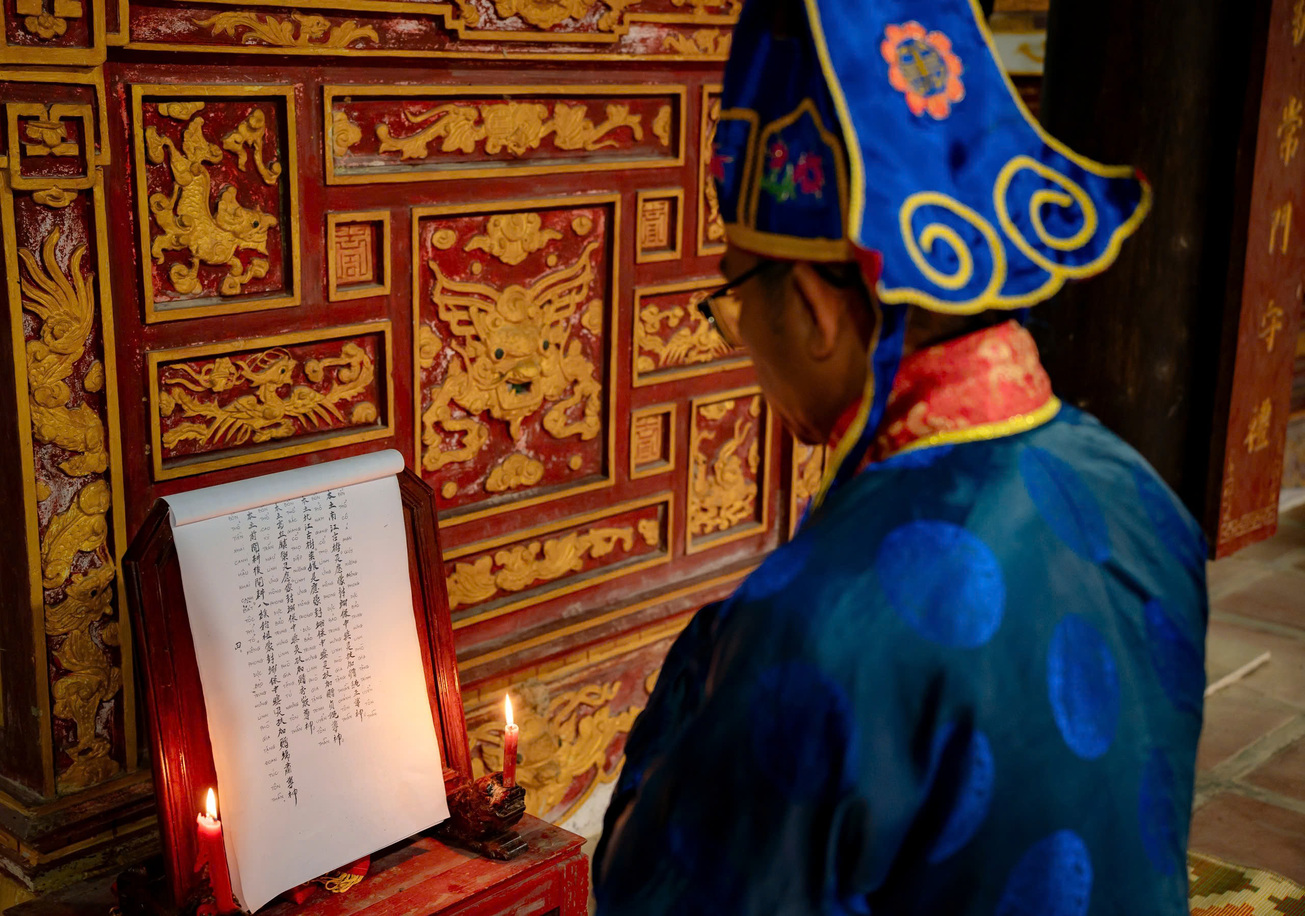 Đầu Xu&acirc;n về sới đ&igrave;nh &ldquo;n&oacute;ng&rdquo; nhất xứ Huế xem nhiều người vật nhau - Ảnh 2.