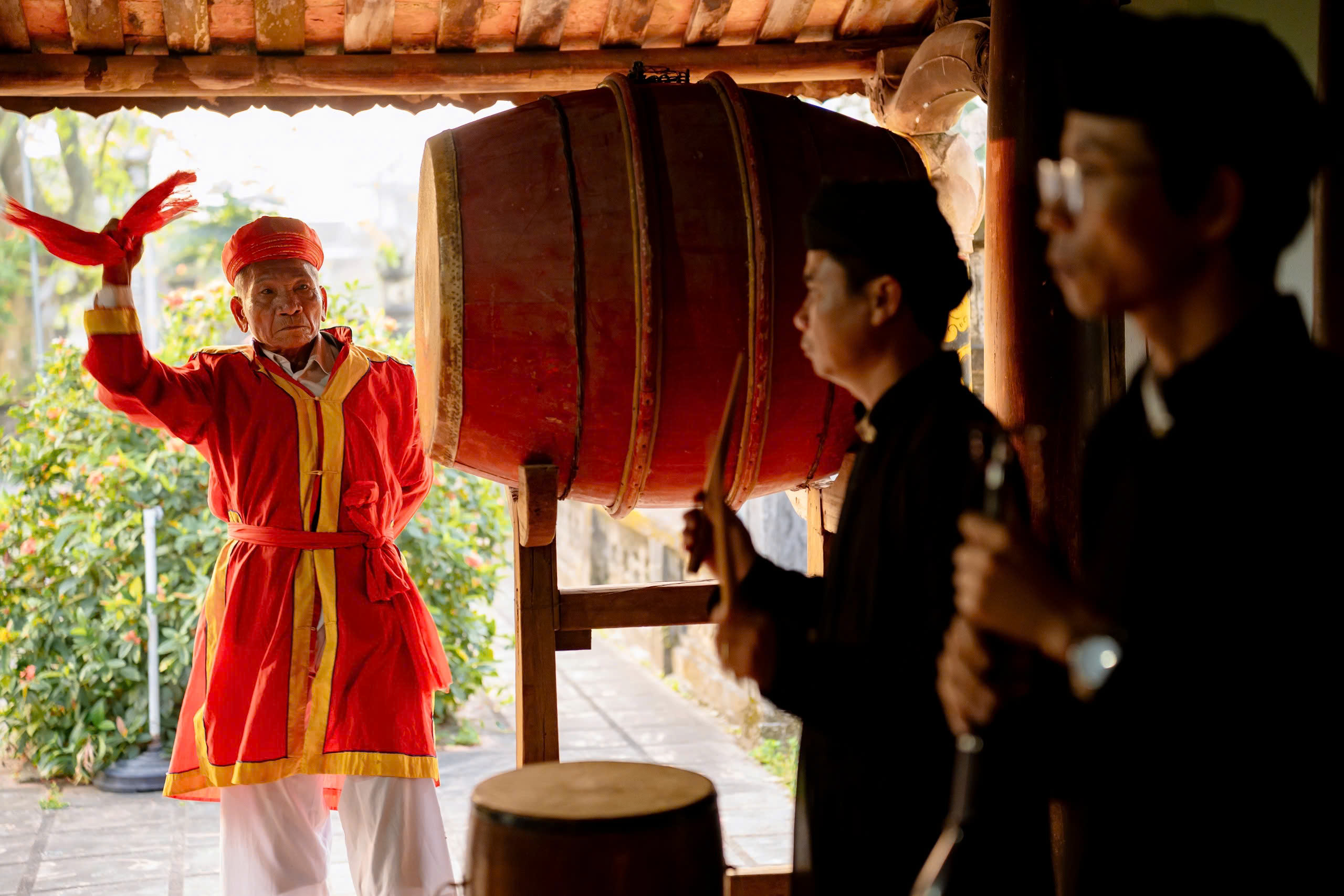 Đầu Xu&acirc;n về sới đ&igrave;nh &ldquo;n&oacute;ng&rdquo; nhất xứ Huế xem nhiều người vật nhau - Ảnh 3.