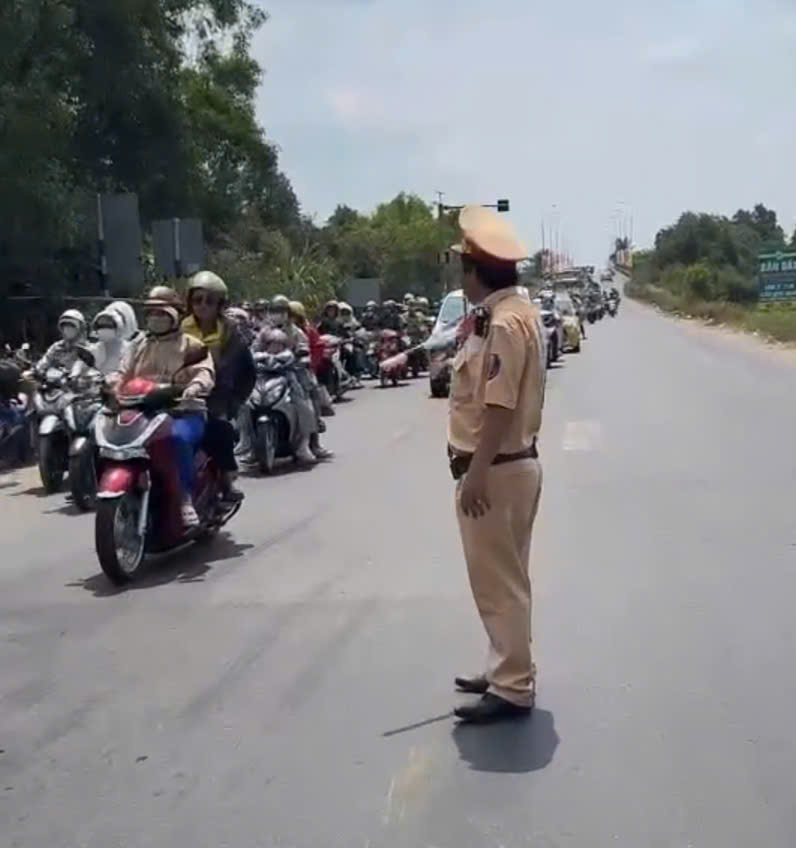 CSGT Tây Ninh và Đồng Tháp điều tiết giao thông trở lại TPHCM sau Tết 2026 - Ảnh 28. CSGT Tây Ninh và Đồng Tháp điều tiết giao thông trở lại TPHCM sau Tết 2026 - Ảnh 28.