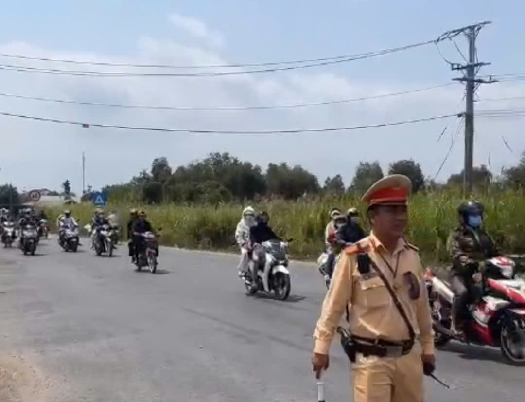 CSGT Tây Ninh và Đồng Tháp điều tiết giao thông trở lại TPHCM sau Tết 2026 - Ảnh 29. CSGT Tây Ninh và Đồng Tháp điều tiết giao thông trở lại TPHCM sau Tết 2026 - Ảnh 29.