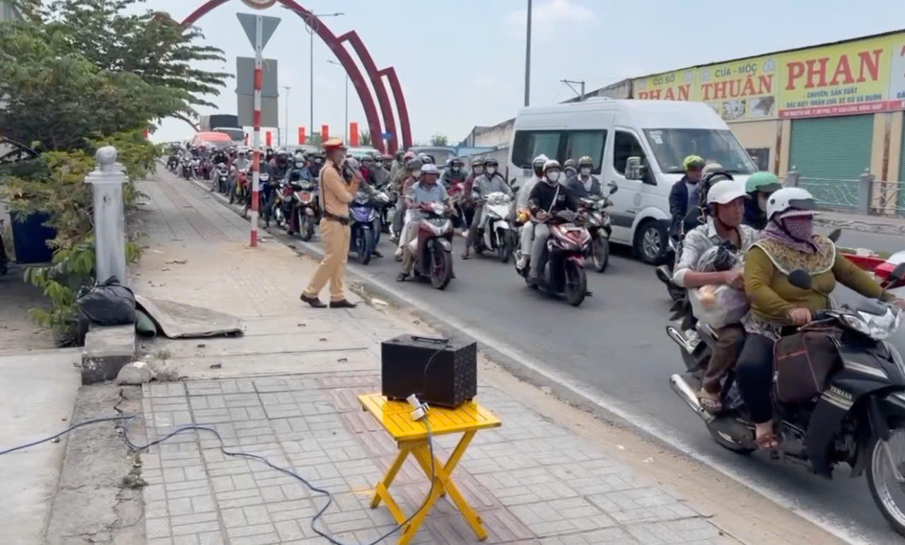 CSGT Tây Ninh và Đồng Tháp điều tiết giao thông trở lại TPHCM sau Tết 2026 - Ảnh 30. CSGT Tây Ninh và Đồng Tháp điều tiết giao thông trở lại TPHCM sau Tết 2026 - Ảnh 30.
