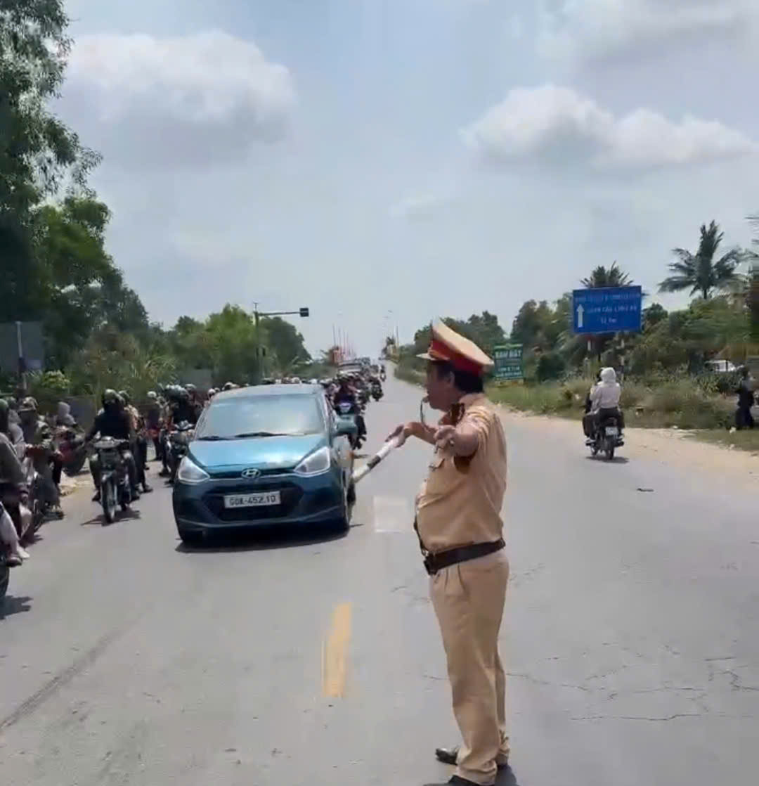 CSGT Tây Ninh và Đồng Tháp điều tiết giao thông trở lại TPHCM sau Tết 2026 - Ảnh 31. CSGT Tây Ninh và Đồng Tháp điều tiết giao thông trở lại TPHCM sau Tết 2026 - Ảnh 31.