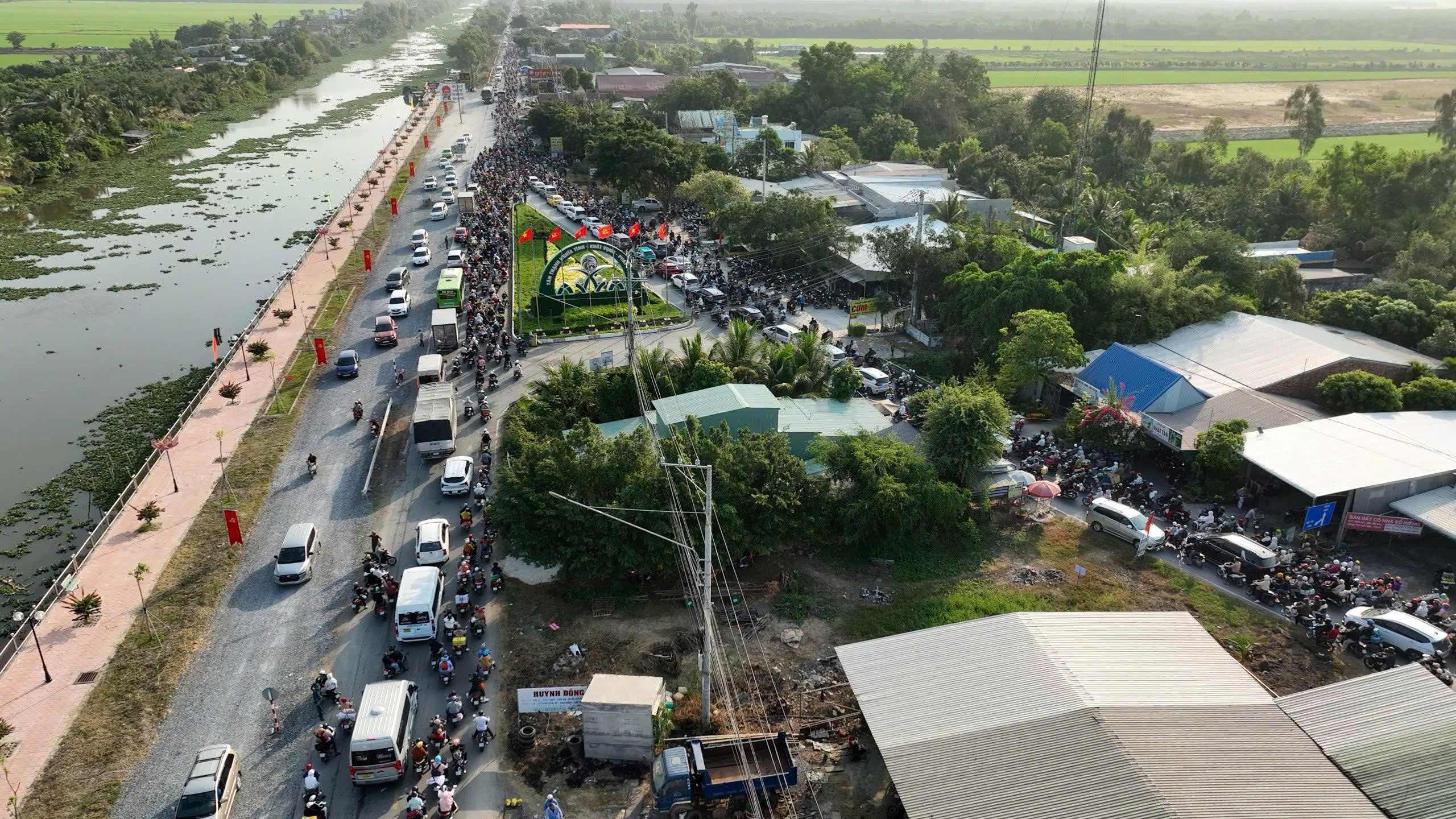 CSGT Tây Ninh và Đồng Tháp điều tiết giao thông trở lại TPHCM sau Tết 2026 - Ảnh 6. CSGT Tây Ninh và Đồng Tháp điều tiết giao thông trở lại TPHCM sau Tết 2026 - Ảnh 6.