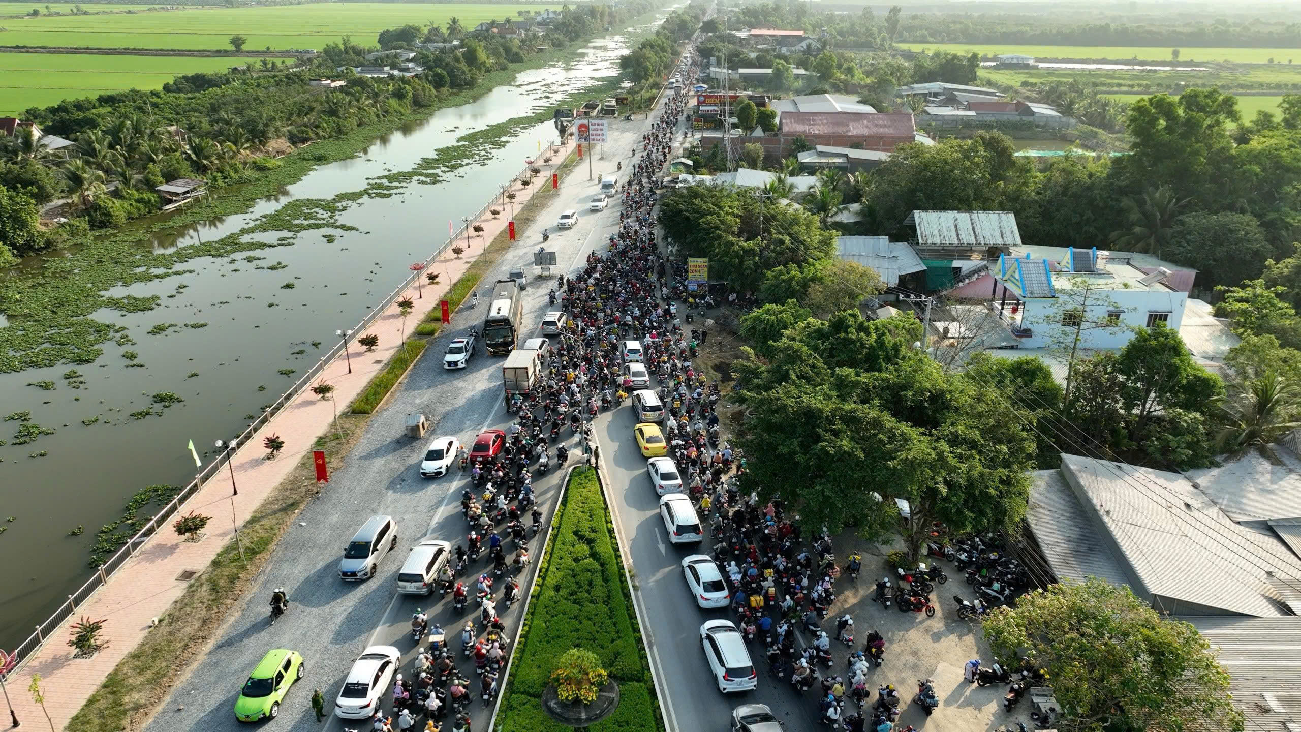 CSGT Tây Ninh và Đồng Tháp điều tiết giao thông trở lại TPHCM sau Tết 2026 - Ảnh 7. CSGT Tây Ninh và Đồng Tháp điều tiết giao thông trở lại TPHCM sau Tết 2026 - Ảnh 7.