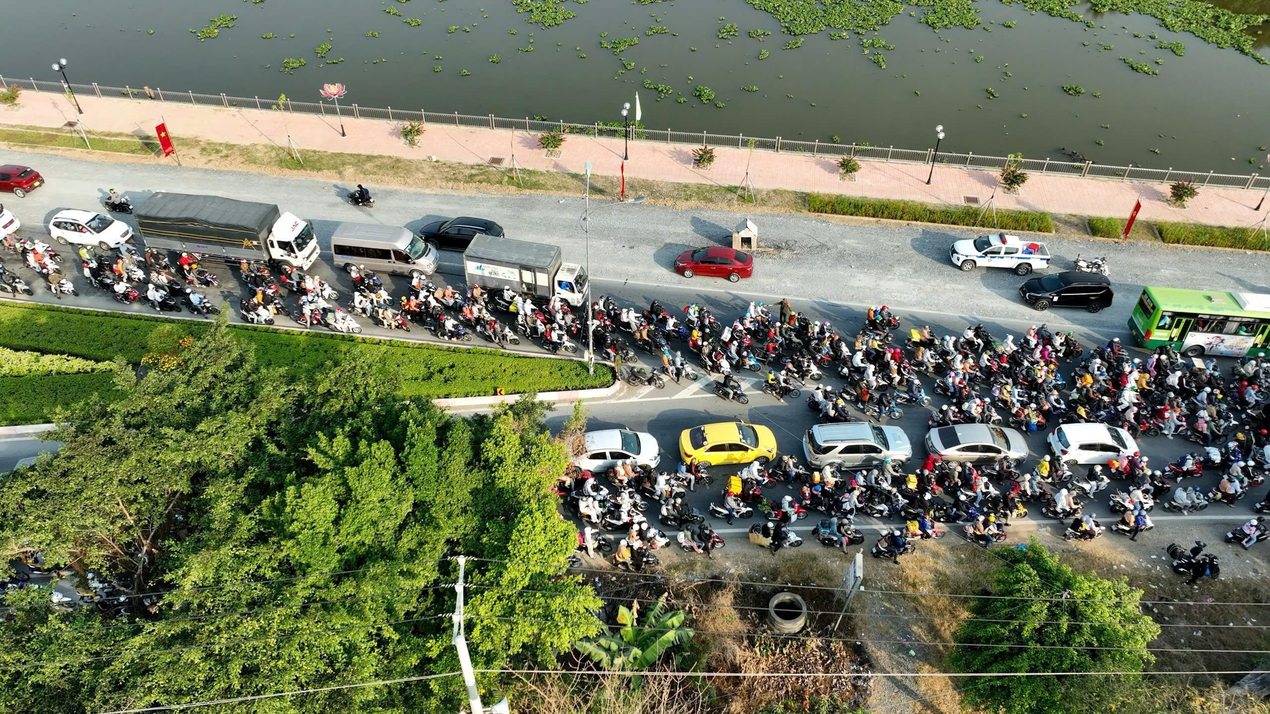 CSGT Tây Ninh và Đồng Tháp điều tiết giao thông trở lại TPHCM sau Tết 2026 - Ảnh 8. CSGT Tây Ninh và Đồng Tháp điều tiết giao thông trở lại TPHCM sau Tết 2026 - Ảnh 8.