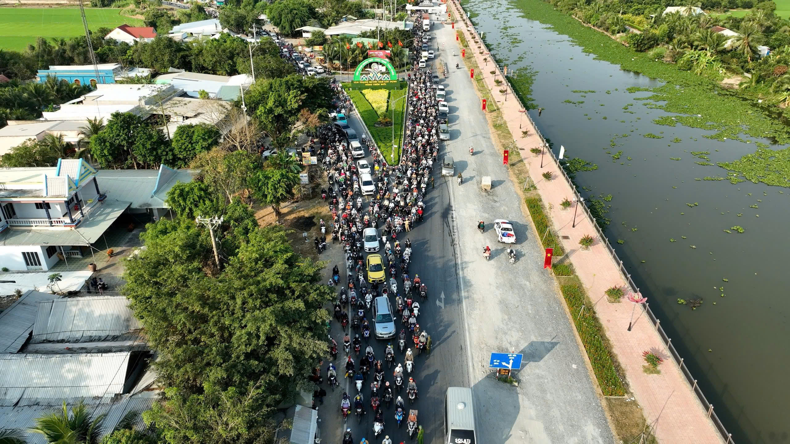 CSGT Tây Ninh và Đồng Tháp điều tiết giao thông trở lại TPHCM sau Tết 2026 - Ảnh 9. CSGT Tây Ninh và Đồng Tháp điều tiết giao thông trở lại TPHCM sau Tết 2026 - Ảnh 9.