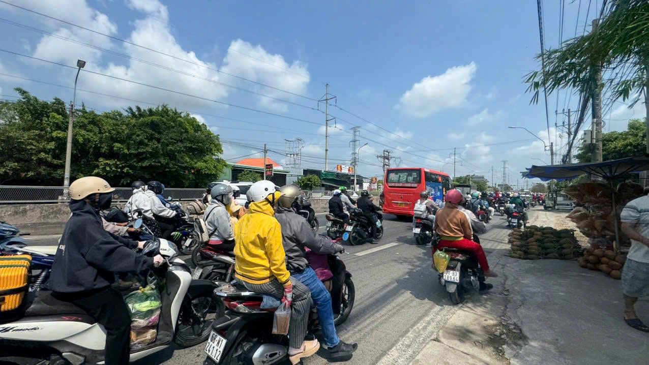 CSGT Tây Ninh và Đồng Tháp điều tiết giao thông trở lại TPHCM sau Tết 2026 - Ảnh 11. CSGT Tây Ninh và Đồng Tháp điều tiết giao thông trở lại TPHCM sau Tết 2026 - Ảnh 11.