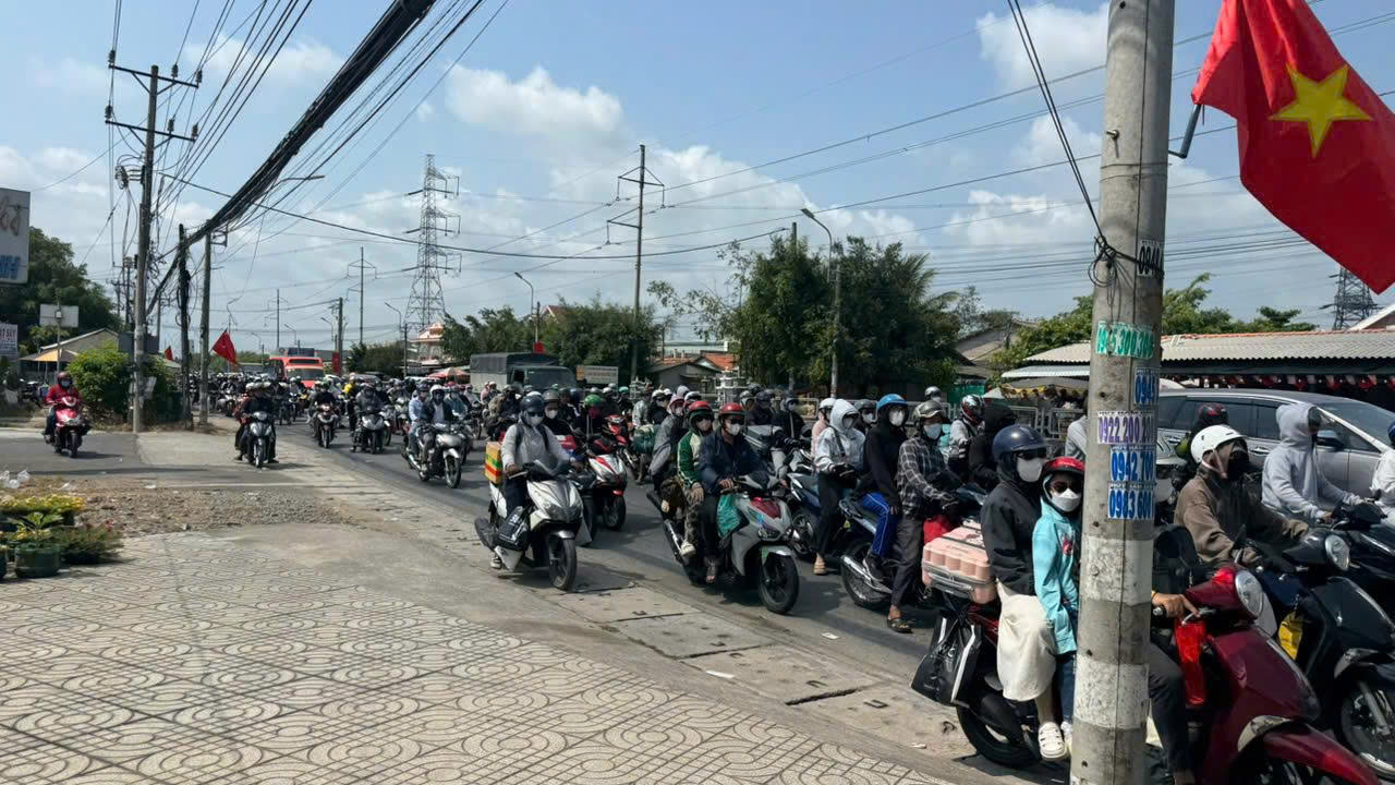 CSGT Tây Ninh và Đồng Tháp điều tiết giao thông trở lại TPHCM sau Tết 2026 - Ảnh 12. CSGT Tây Ninh và Đồng Tháp điều tiết giao thông trở lại TPHCM sau Tết 2026 - Ảnh 12.