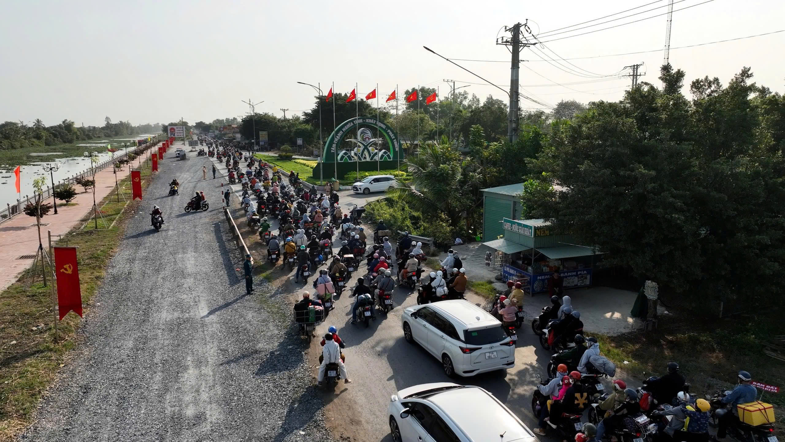 CSGT Tây Ninh và Đồng Tháp điều tiết giao thông trở lại TPHCM sau Tết 2026 - Ảnh 13. CSGT Tây Ninh và Đồng Tháp điều tiết giao thông trở lại TPHCM sau Tết 2026 - Ảnh 13.