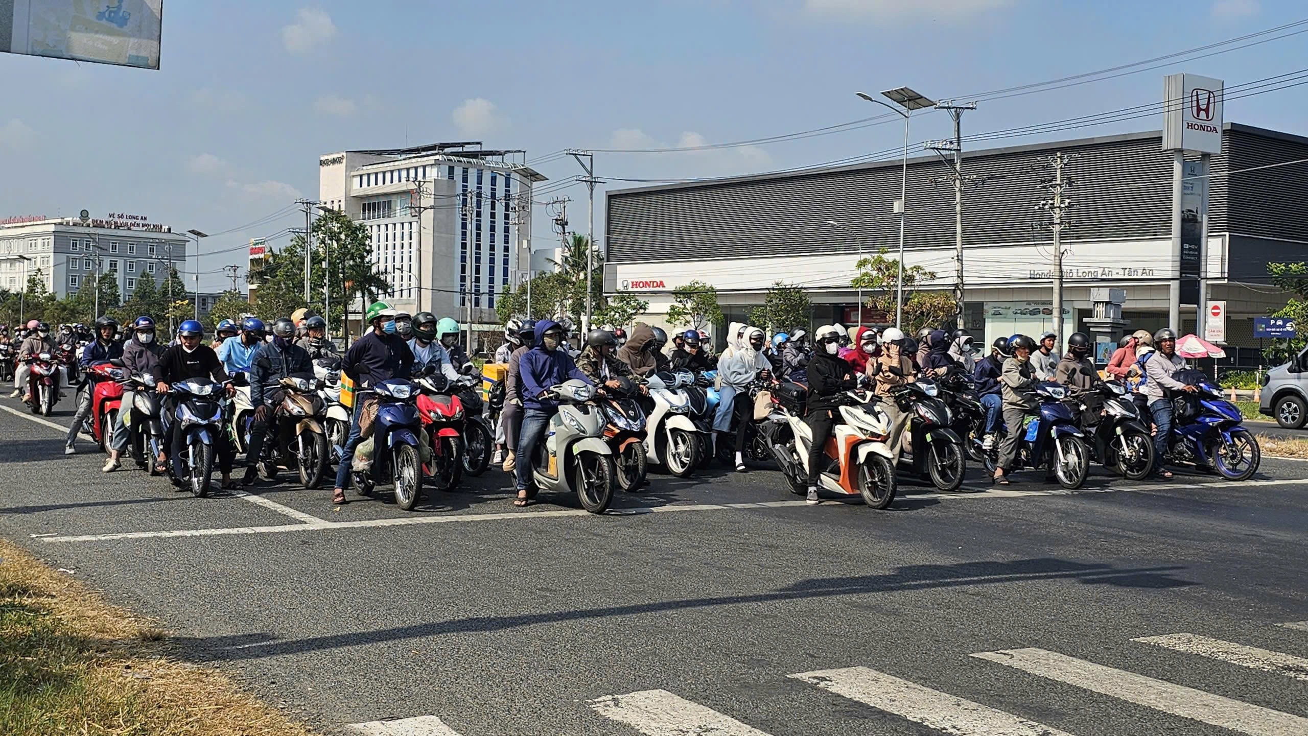 CSGT Tây Ninh và Đồng Tháp điều tiết giao thông trở lại TPHCM sau Tết 2026 - Ảnh 26. CSGT Tây Ninh và Đồng Tháp điều tiết giao thông trở lại TPHCM sau Tết 2026 - Ảnh 26.