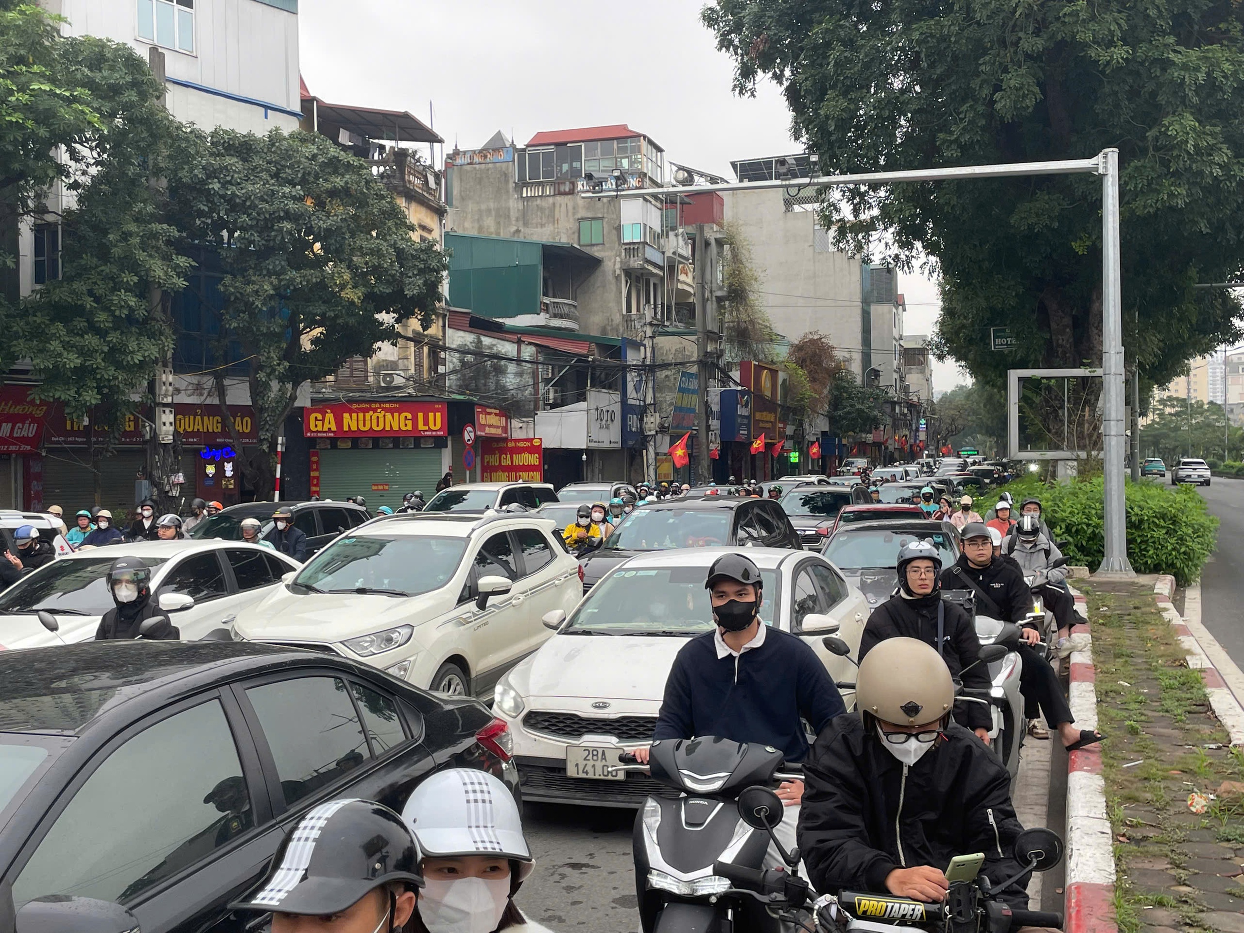 &Ugrave;n tắc giao th&ocirc;ng H&agrave; Nội ng&agrave;y đầu đi l&agrave;m sau kỳ nghỉ Tết Nguy&ecirc;n đ&aacute;n B&iacute;nh Ngọ - Ảnh 4.