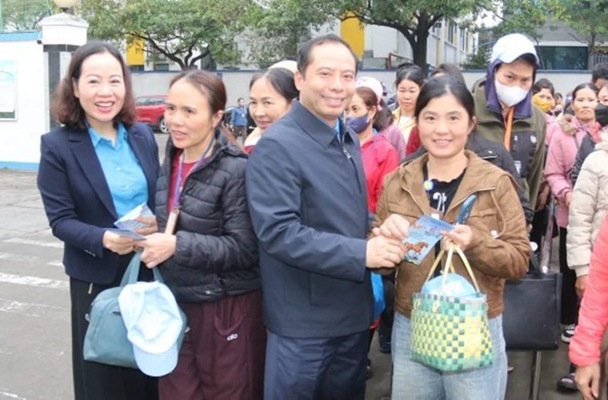 Lãnh đạo LĐLĐ tỉnh Thanh Hóa đón, lì xì công nhân trở lại làm việc sau Tết - Ảnh 1.