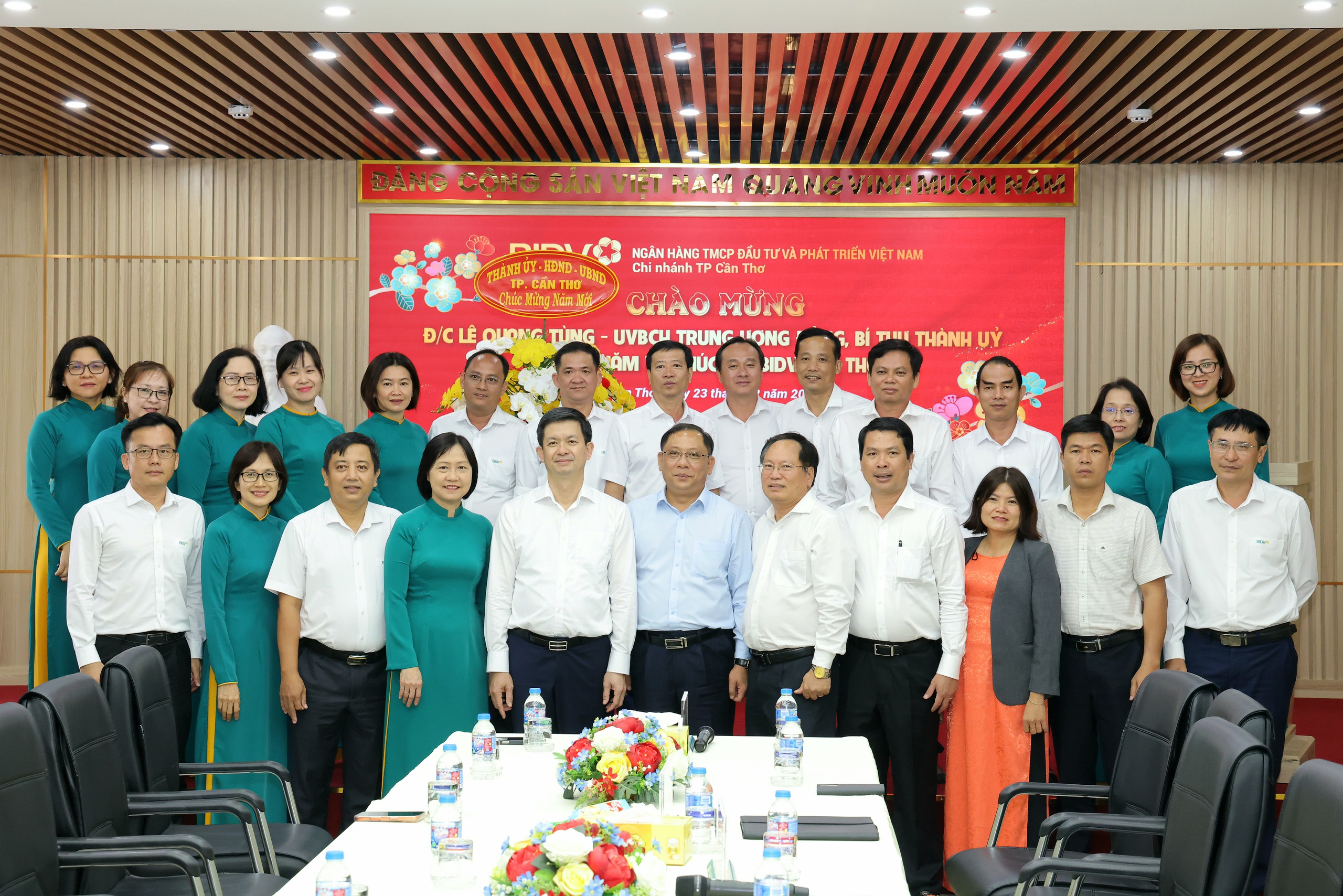 Bí thư Thành ủy Cần Thơ "xông đất" các đơn vị sản xuất, kinh doanh đầu năm mới - Ảnh 2.