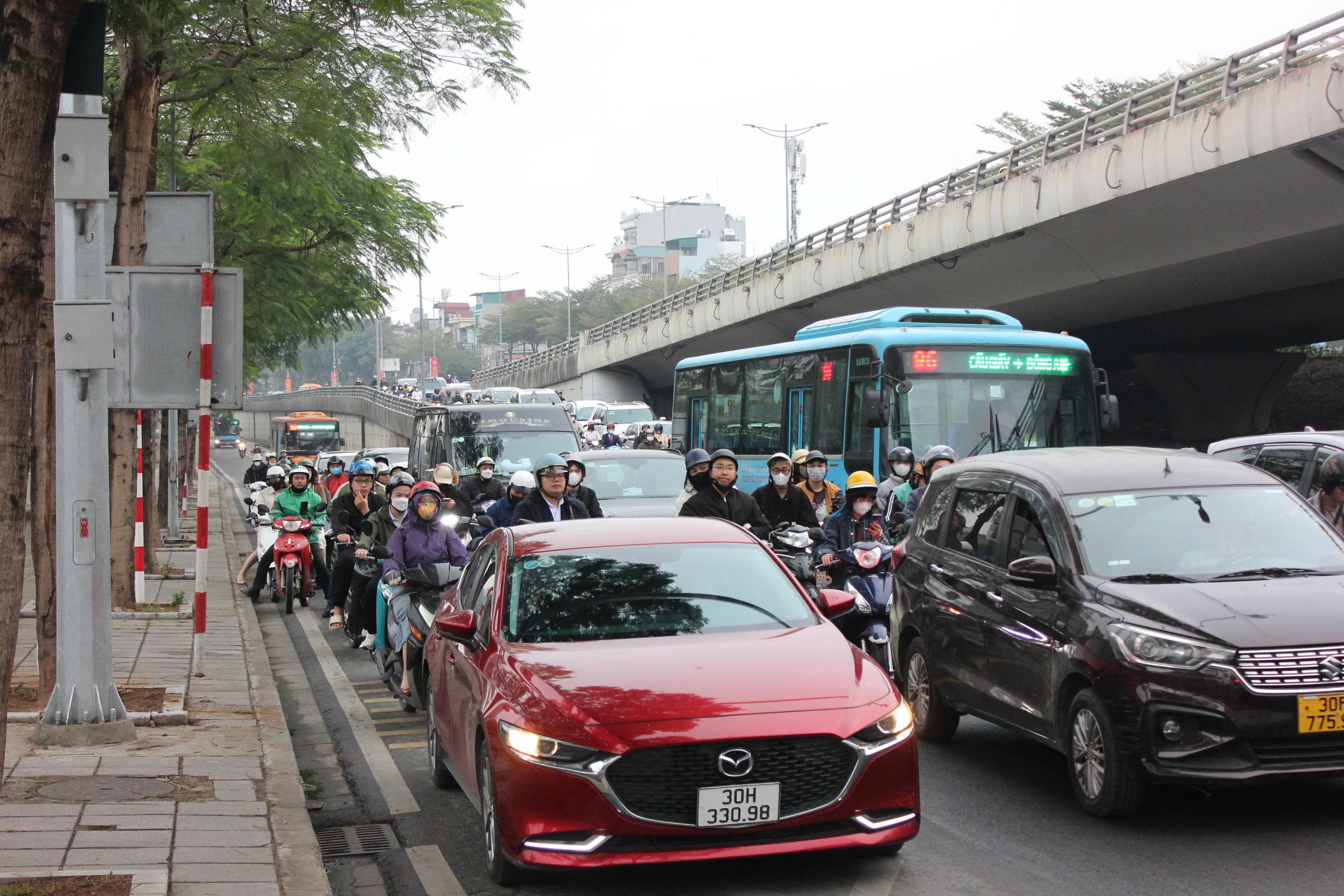 &Ugrave;n tắc giao th&ocirc;ng H&agrave; Nội ng&agrave;y đầu đi l&agrave;m sau kỳ nghỉ Tết Nguy&ecirc;n đ&aacute;n B&iacute;nh Ngọ - Ảnh 5.