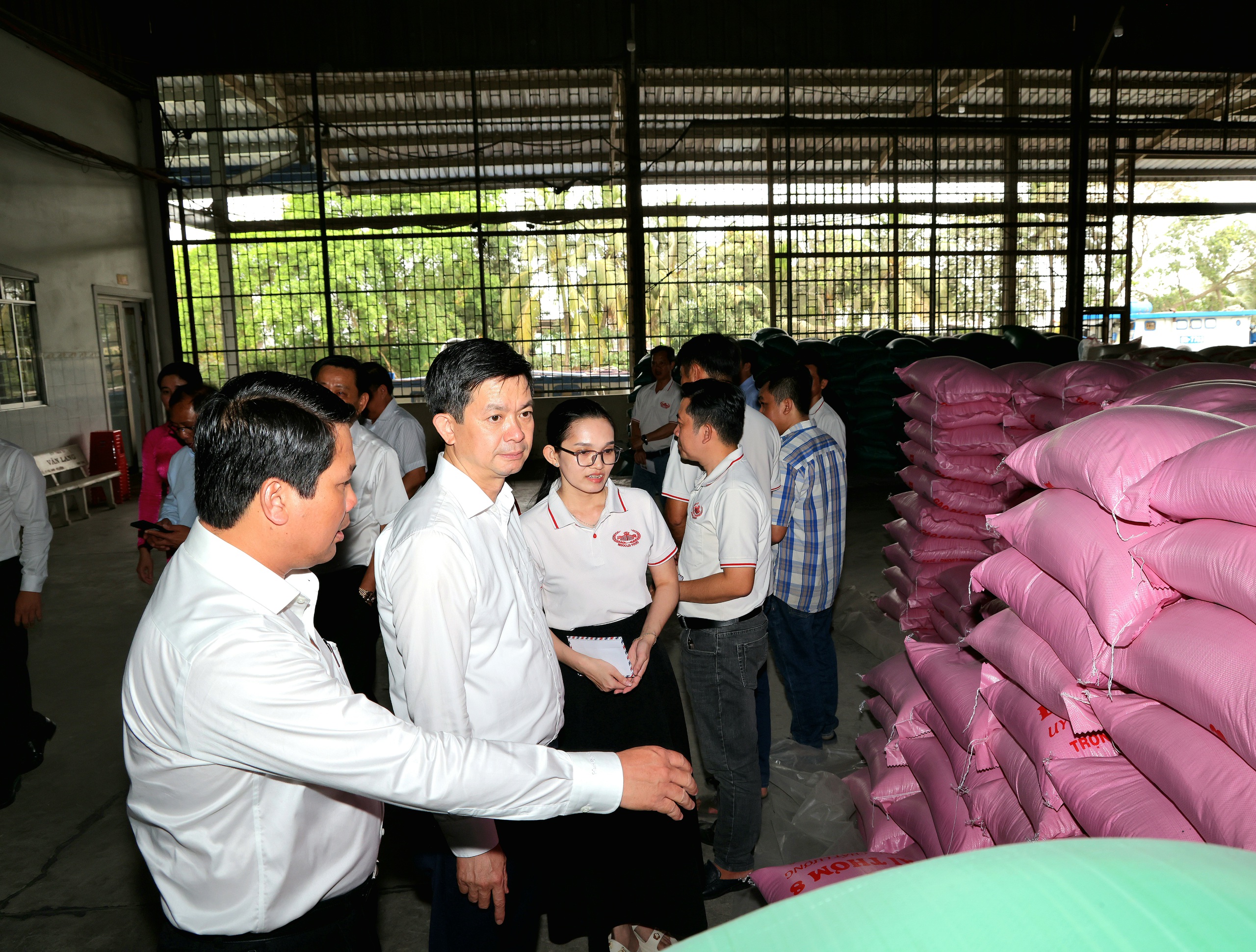 Bí thư thành ủy Cần Thơ chúc Tết , kỳ vọng phát triển kinh tế năm 2026 - Ảnh 2.