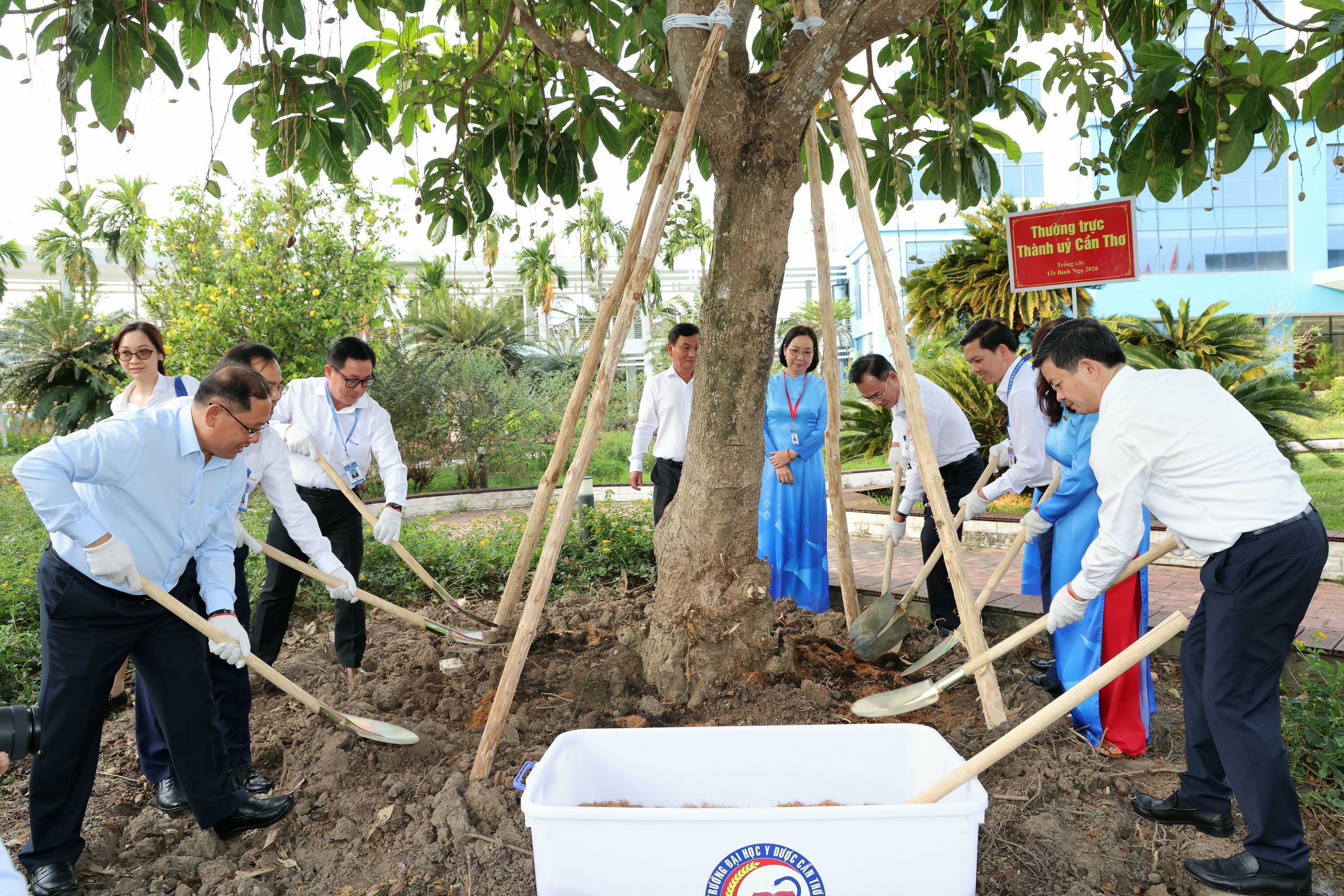 Bí thư thành ủy Cần Thơ chúc Tết , kỳ vọng phát triển kinh tế năm 2026 - Ảnh 7.