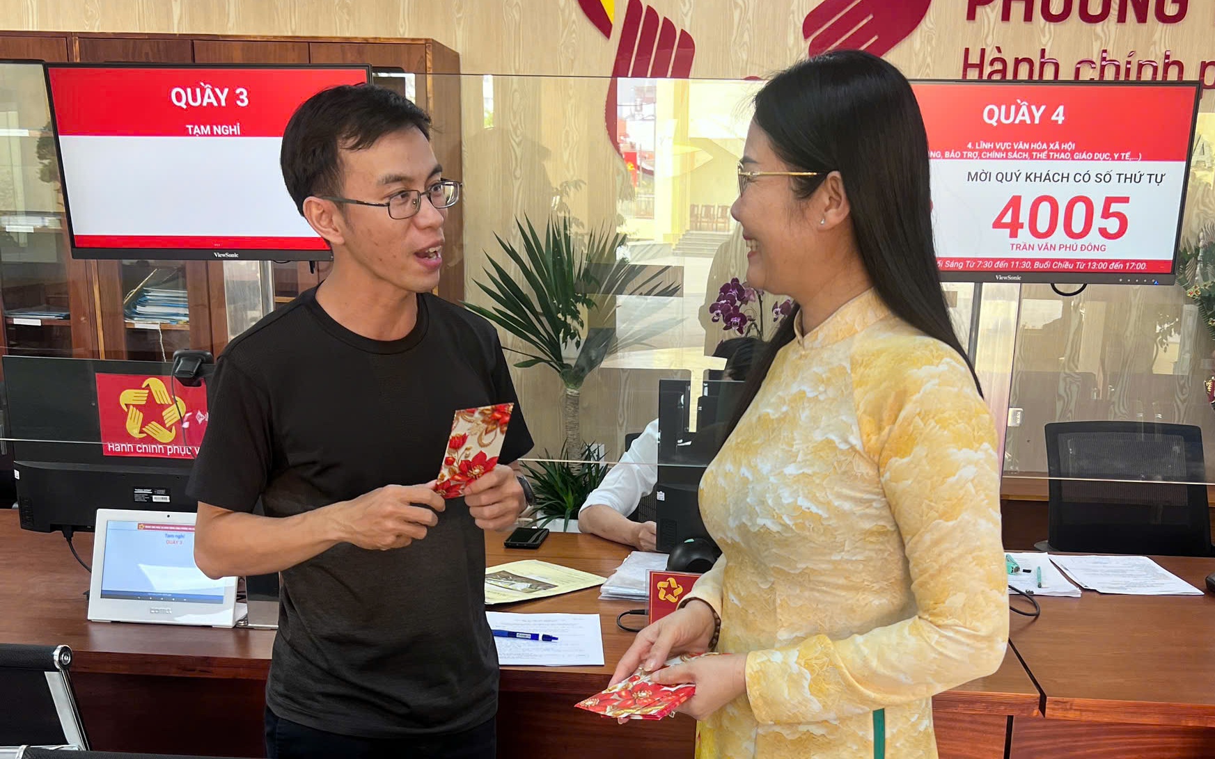 Chủ tịch UBND TPHCM y&ecirc;u cầu mỗi c&aacute;n bộ phải l&agrave;m việc quyết liệt, tr&aacute;ch nhiệm - Ảnh 2.