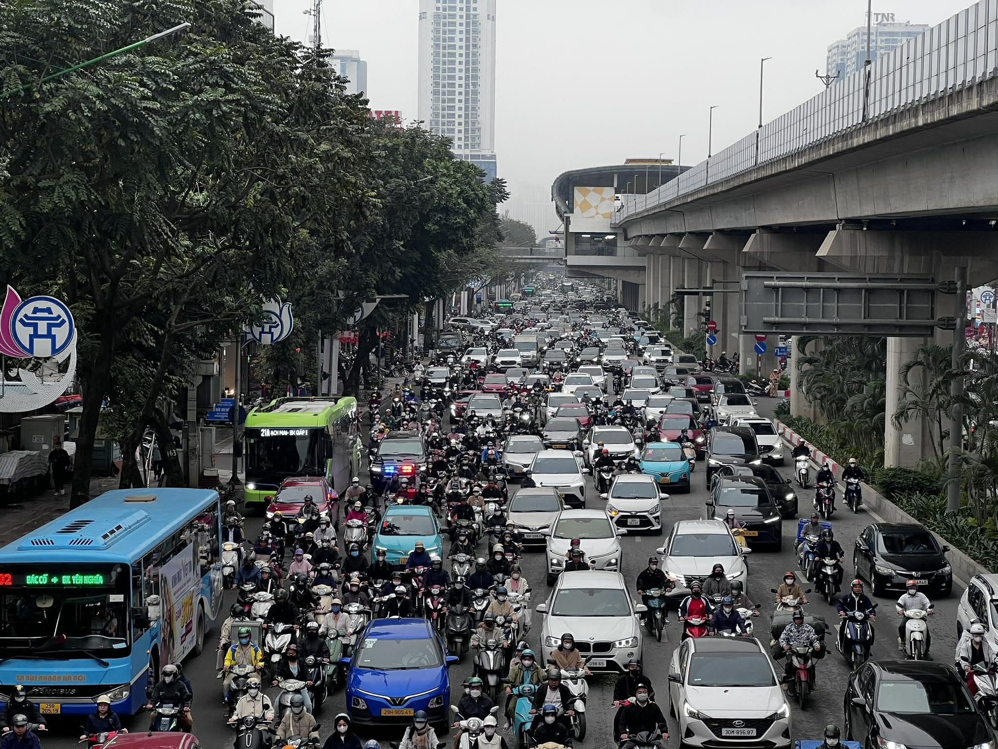 &Ugrave;n tắc giao th&ocirc;ng H&agrave; Nội ng&agrave;y đầu đi l&agrave;m sau kỳ nghỉ Tết Nguy&ecirc;n đ&aacute;n B&iacute;nh Ngọ - Ảnh 1.