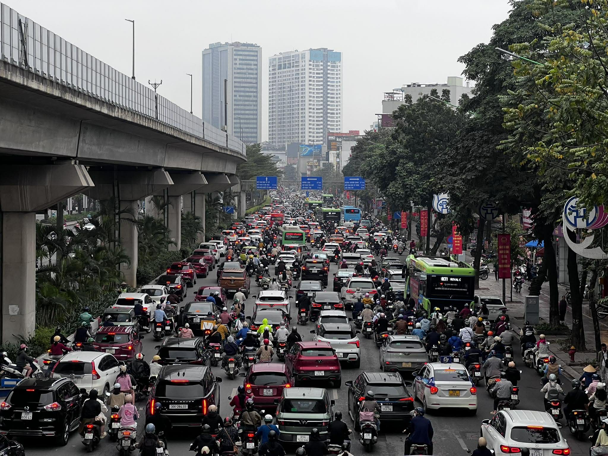 &Ugrave;n tắc giao th&ocirc;ng H&agrave; Nội ng&agrave;y đầu đi l&agrave;m sau kỳ nghỉ Tết Nguy&ecirc;n đ&aacute;n B&iacute;nh Ngọ - Ảnh 2.