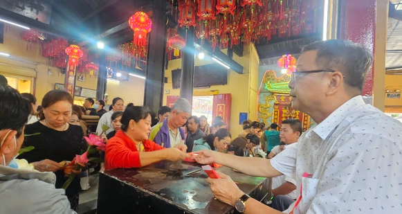 H&igrave;nh ảnh kh&aacute;c lạ tại Ch&ugrave;a B&agrave; B&igrave;nh Dương ng&agrave;y m&ugrave;ng 7 th&aacute;ng gi&ecirc;ng - Ảnh 11.