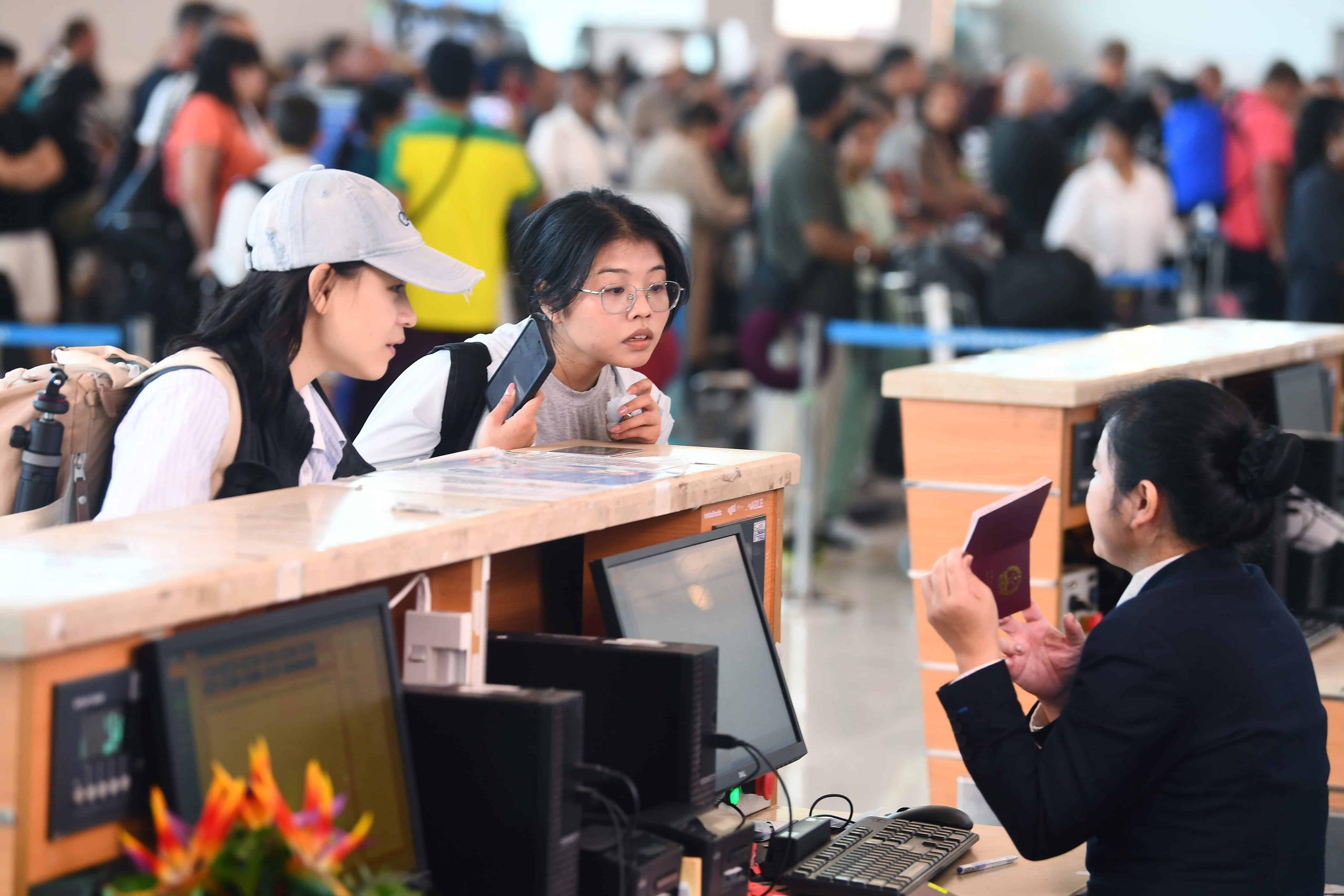 Sân bay Phú Quốc đón lượng hành khách cao kỷ lục trong dịp Tết 2026 - Ảnh 2. Sân bay Phú Quốc đón lượng hành khách cao kỷ lục trong dịp Tết 2026 - Ảnh 2.