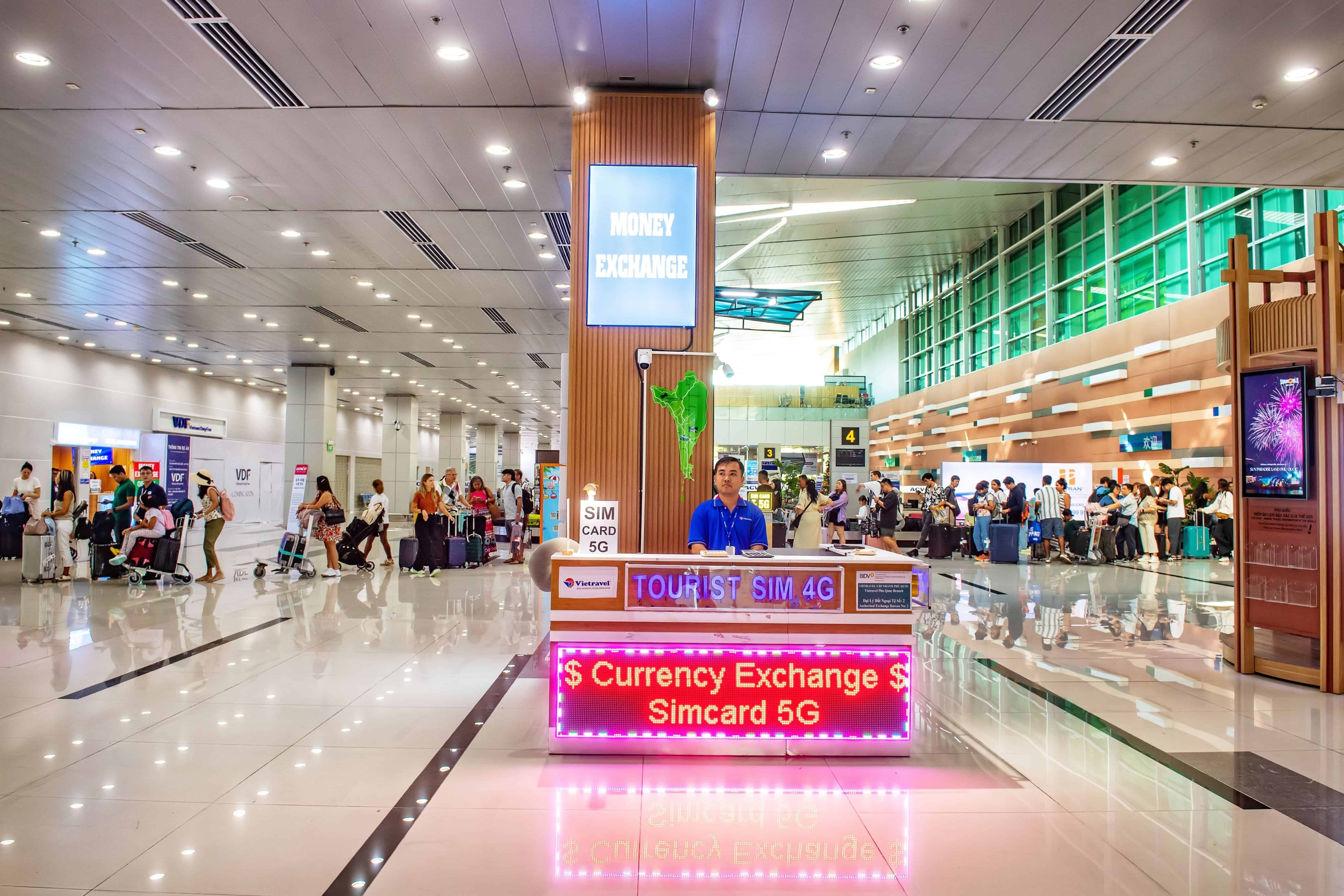 Sân bay Phú Quốc đón lượng hành khách cao kỷ lục trong dịp Tết 2026 - Ảnh 4. Sân bay Phú Quốc đón lượng hành khách cao kỷ lục trong dịp Tết 2026 - Ảnh 4.