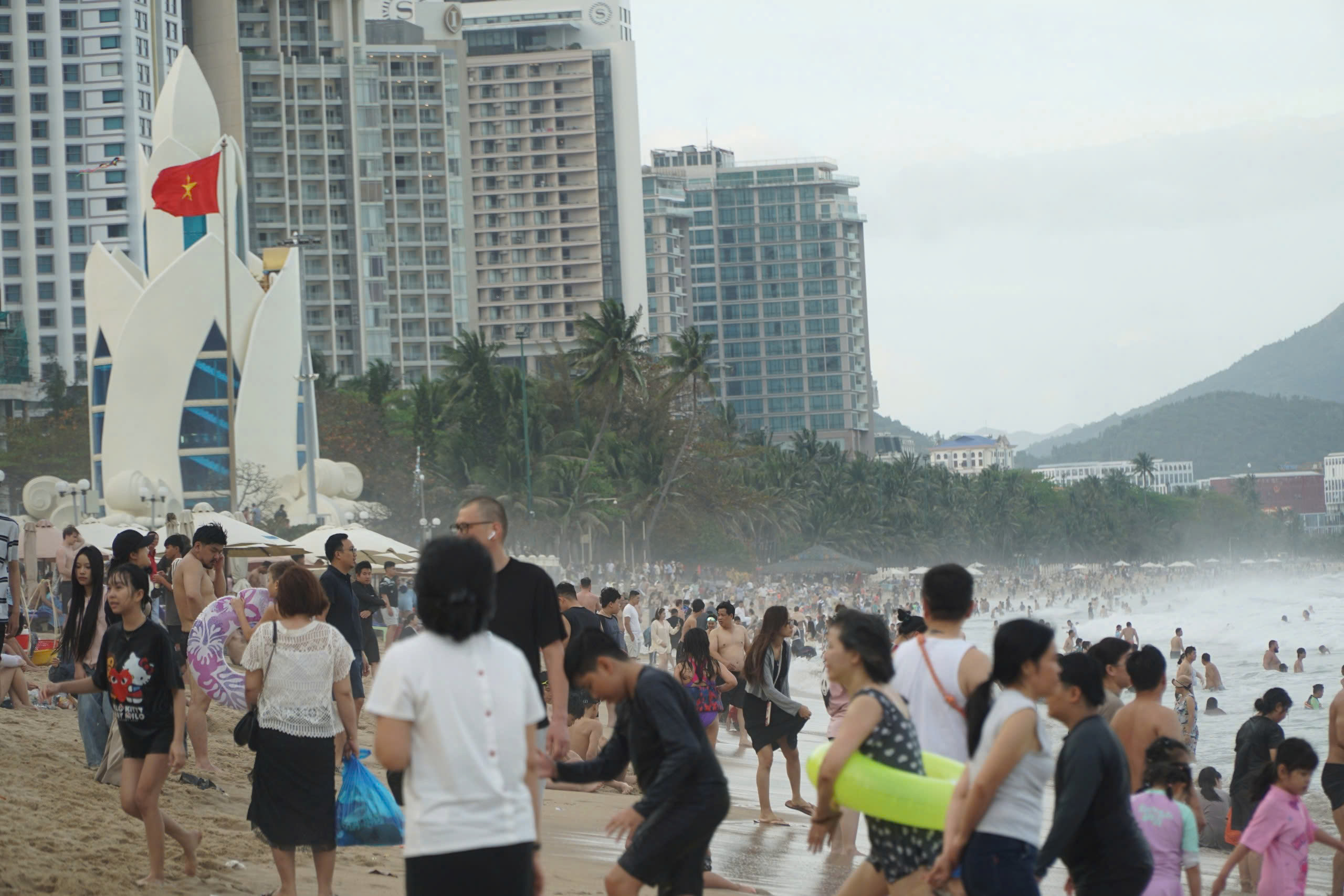 Du lịch Tết bùng nổ 2026: 14 Triệu lượt khách và tăng trưởng ấn tượng - Ảnh 1. Du lịch Tết bùng nổ 2026: 14 Triệu lượt khách và tăng trưởng ấn tượng - Ảnh 1.