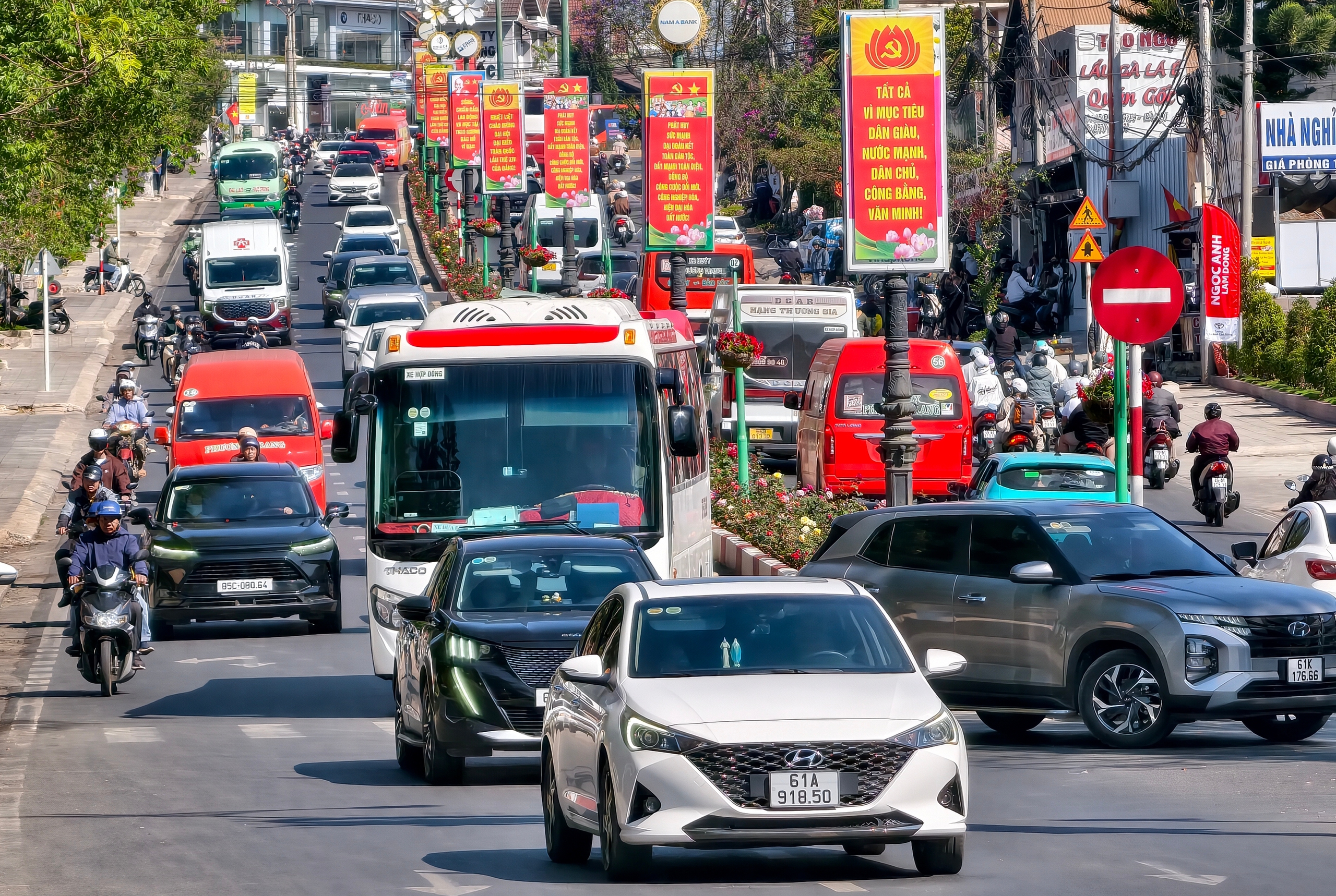 Du kh&aacute;ch thong thả rời Đ&agrave; Lạt sau k&igrave; nghỉ Tết Nguy&ecirc;n đ&aacute;n - Ảnh 2.